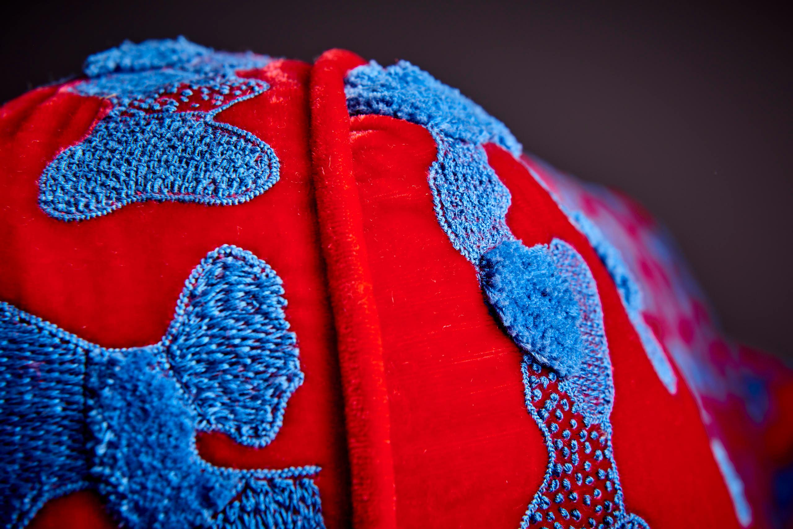 Coton Canapé Harvey Probber rouge et bleu avec jupe en tissu brodé à la main par Jackie en vente