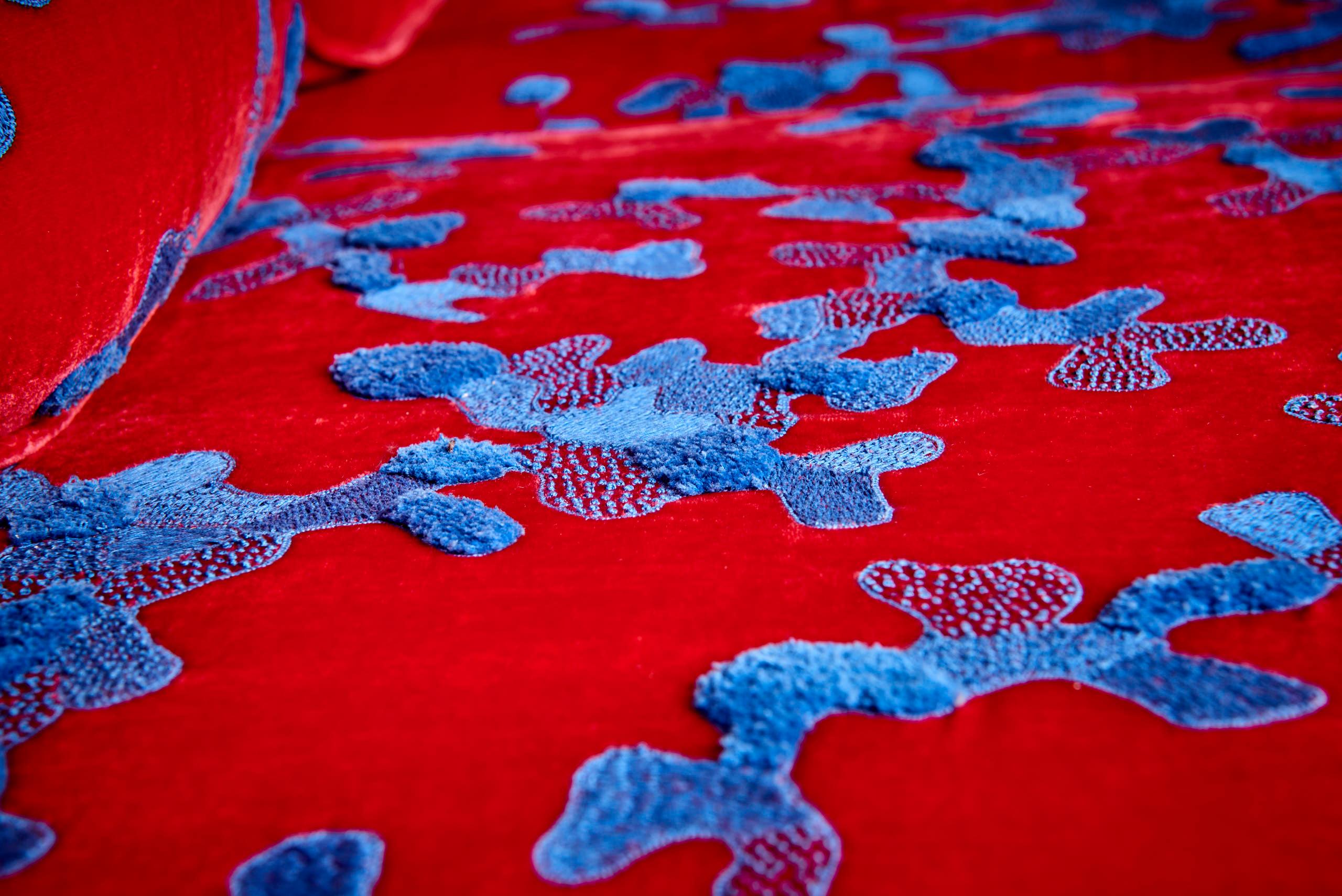 Canapé Harvey Probber rouge et bleu avec jupe en tissu brodé à la main par Jackie en vente 1