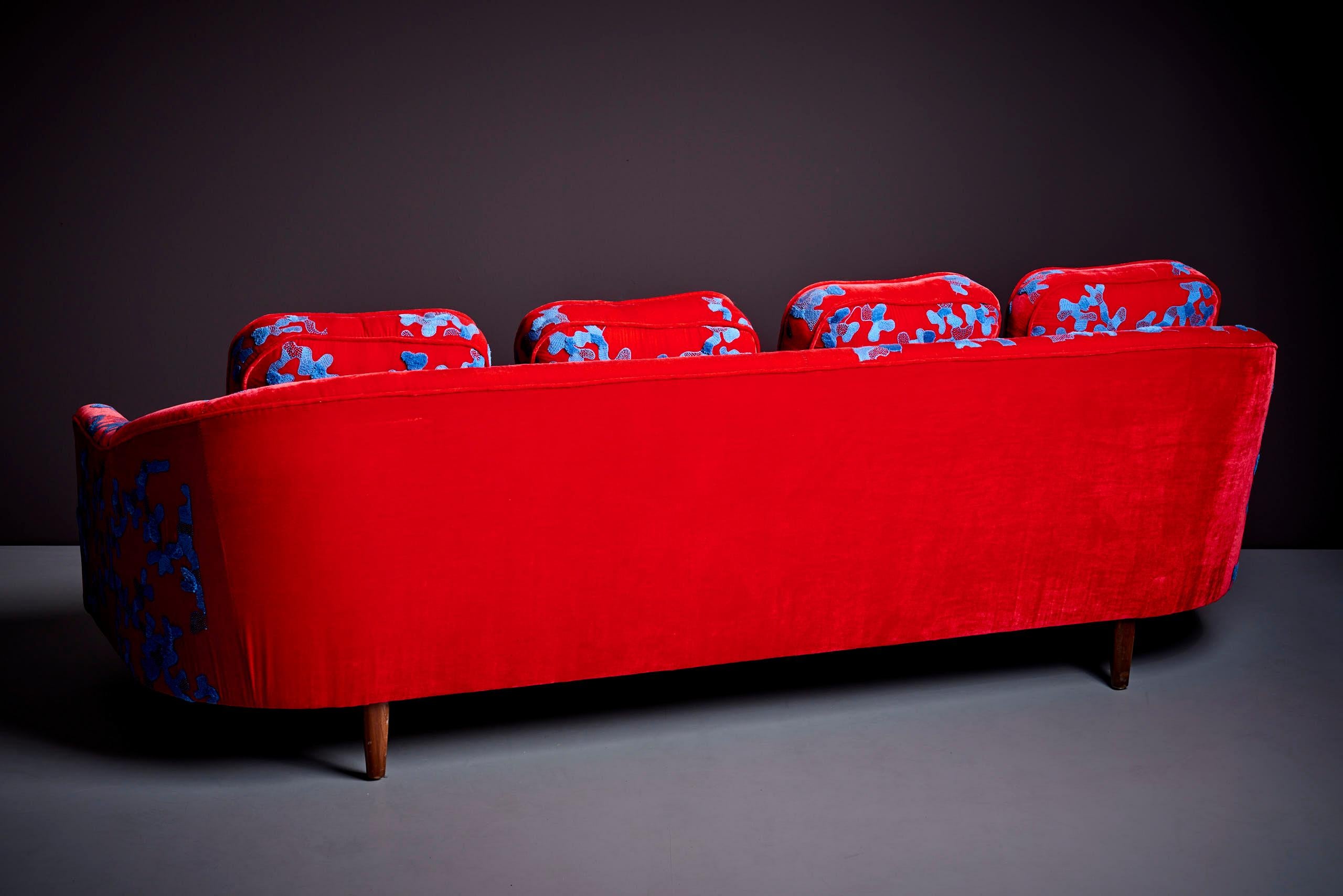Mid-Century Modern Canapé Harvey Probber rouge et bleu avec jupe en tissu brodé à la main par Jackie en vente
