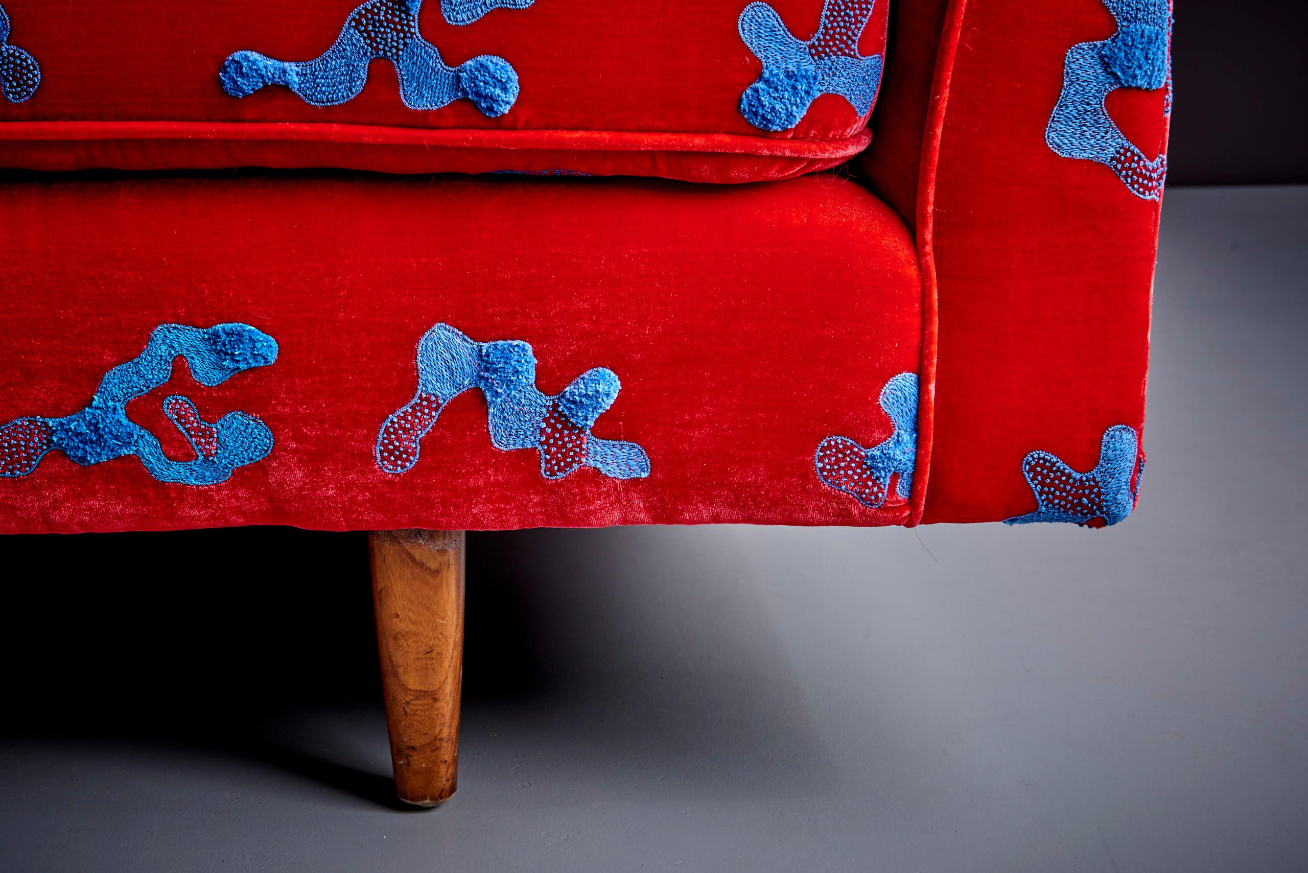 Canapé Harvey Probber rouge et bleu avec jupe en tissu brodé à la main par Jackie en vente 3