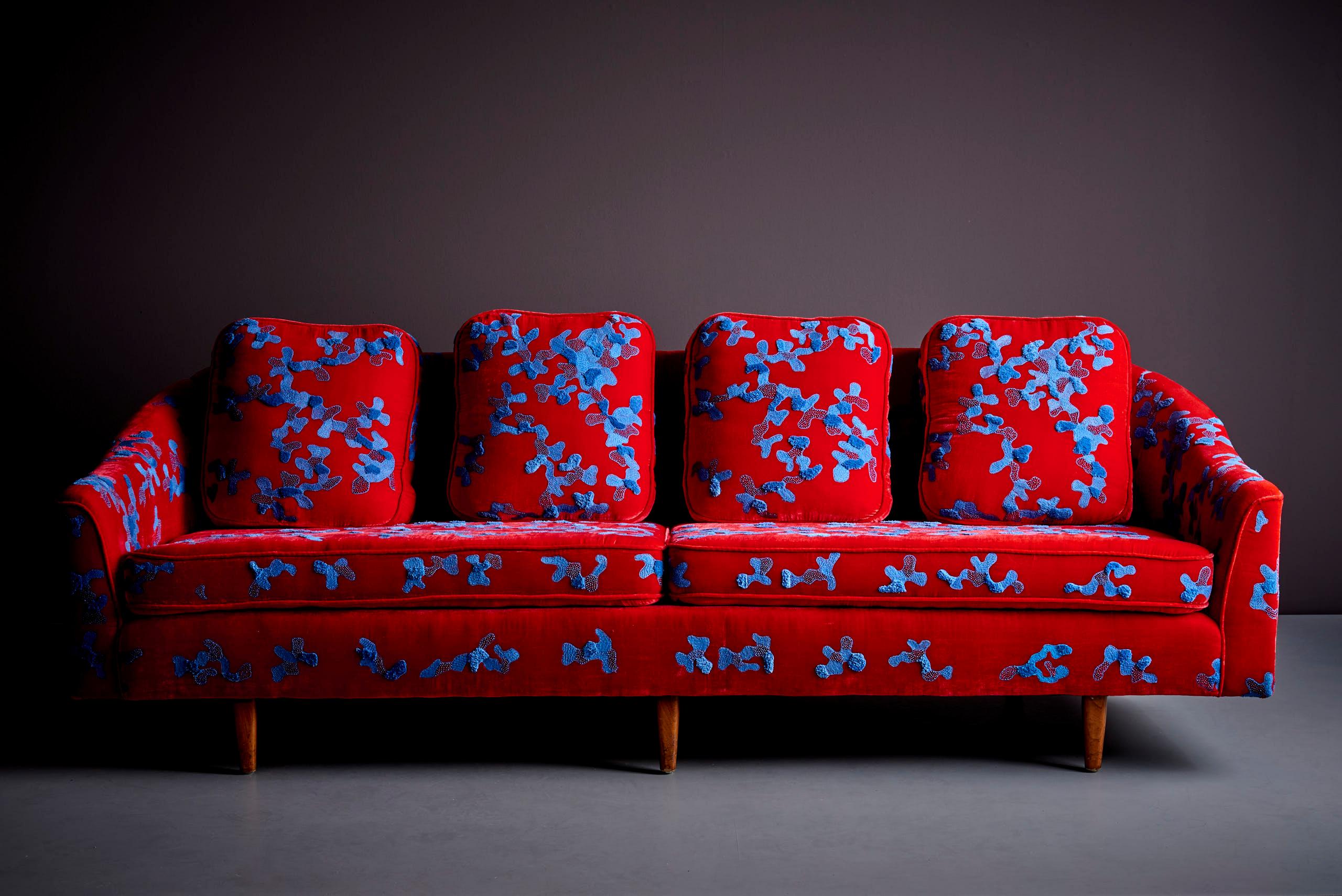 Difficile de croire que cette pièce d'art est entièrement brodée à la main par des maîtres artisans en Inde.
La superbe combinaison de couleurs du fil de coton bleu ciel sur le tissu de base en velours de soie rouge profond confère à ce canapé