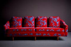 Rotes und blaues Harvey Probber-Sofa mit Jupe von Jackie Handbesticktem Stoff