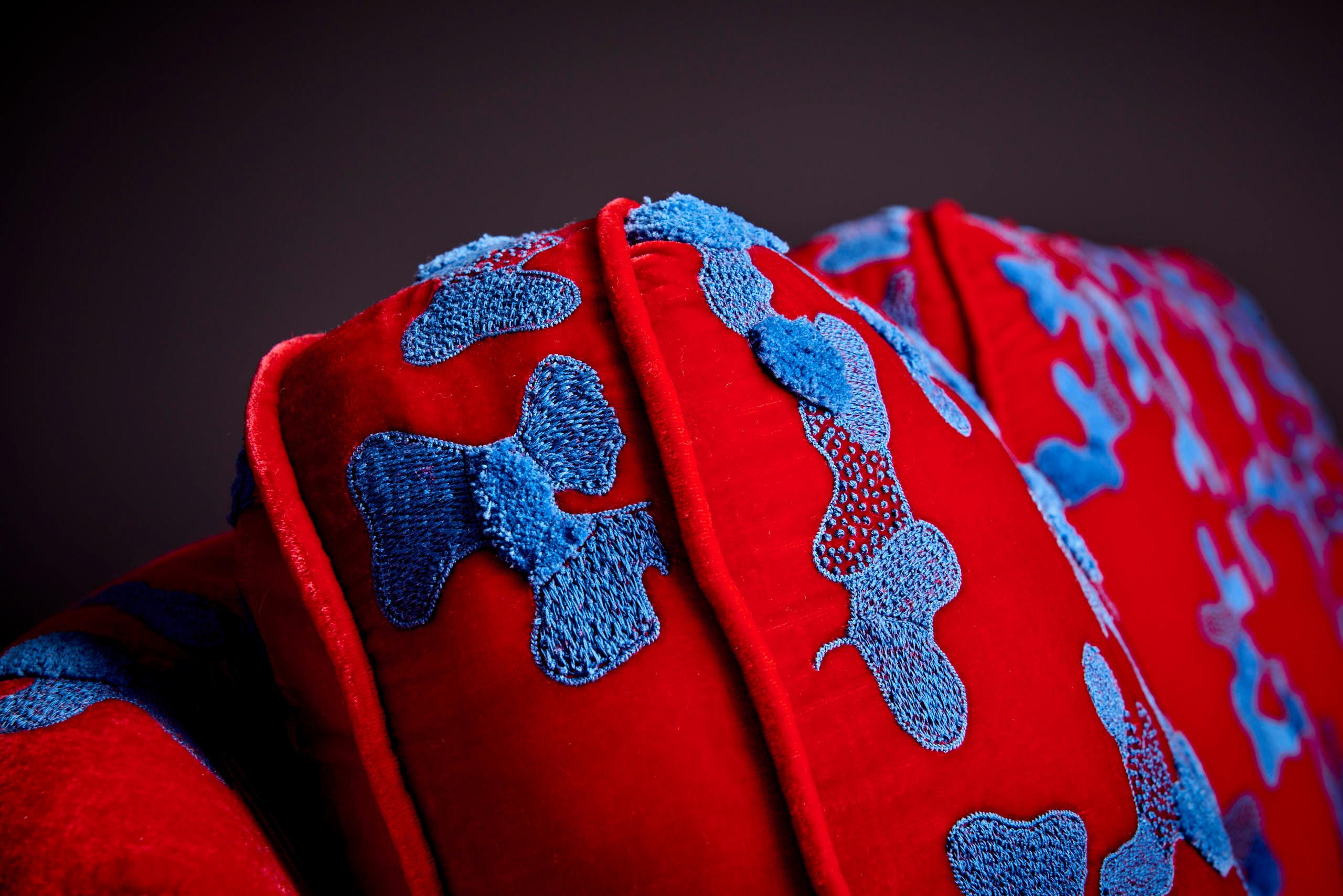 Canapé Harvey Probber rouge et bleu avec jupe en tissu brodé à la main par Jackie en vente 2