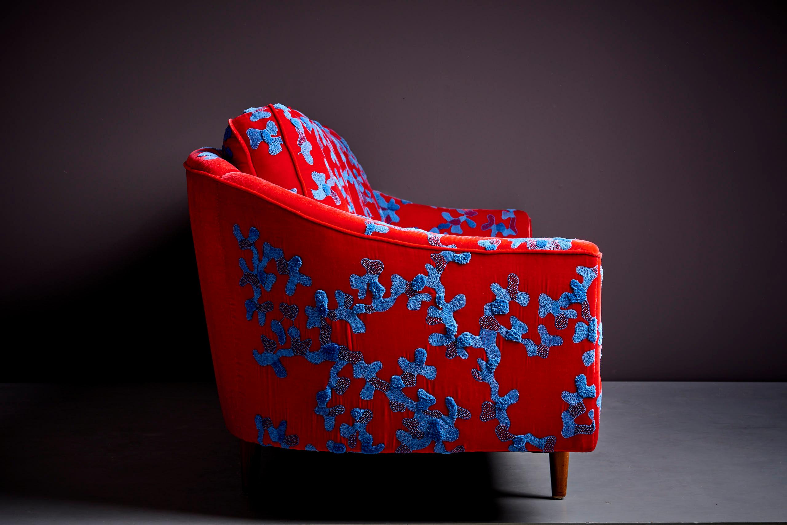 Américain Canapé Harvey Probber rouge et bleu avec jupe en tissu brodé à la main par Jackie en vente
