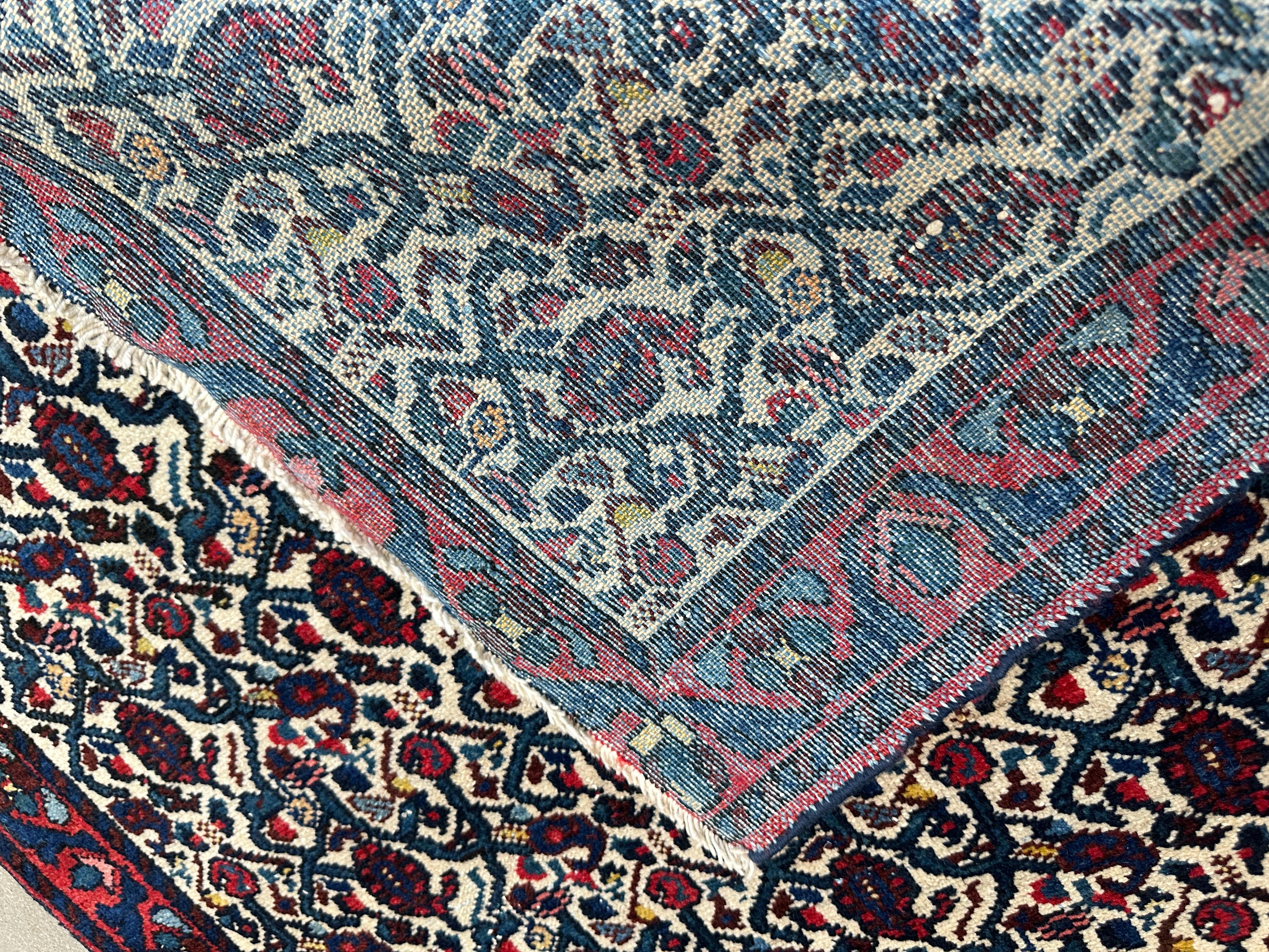 Kleiner Akzent-Teppich in Rot und Blau (Handgeknüpft) im Angebot