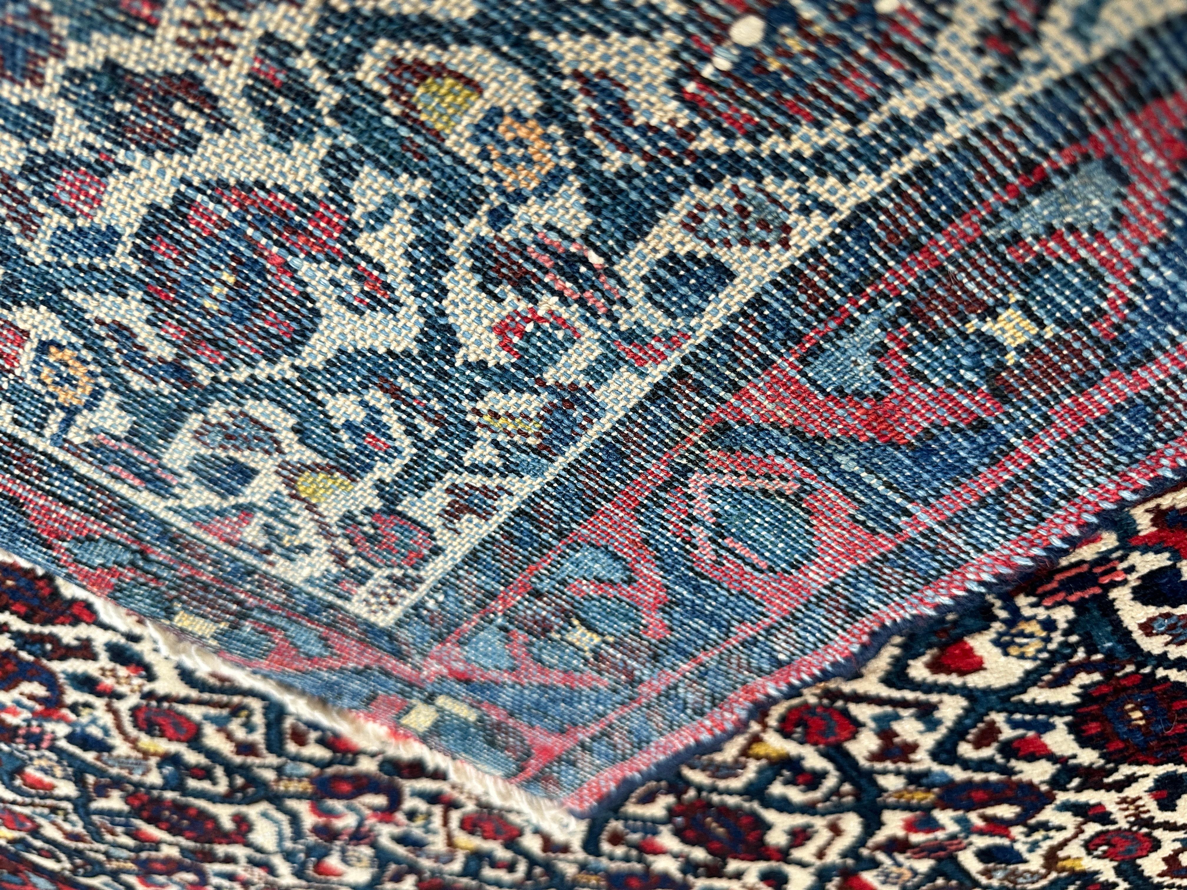 Kleiner Akzent-Teppich in Rot und Blau im Zustand „Gut“ im Angebot in West Hollywood, CA