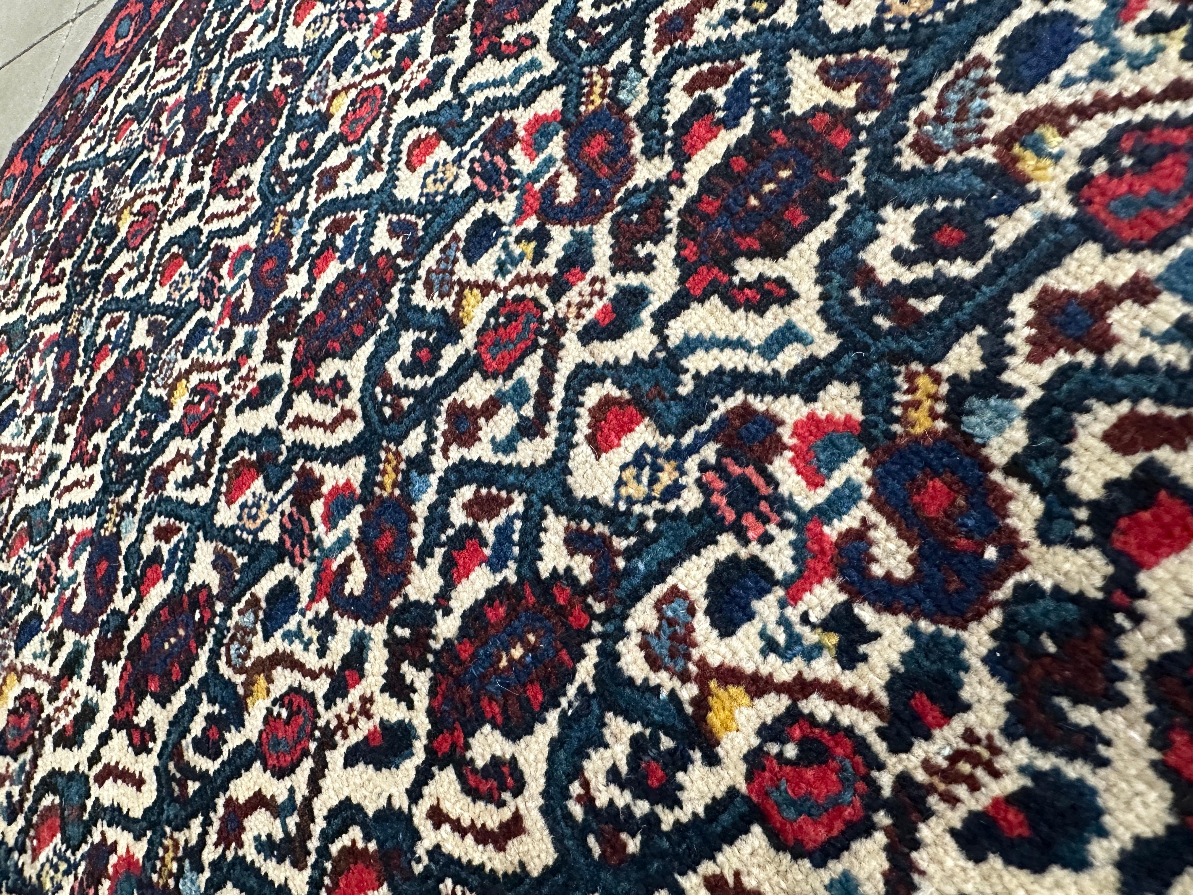 Kleiner Akzent-Teppich in Rot und Blau (Mitte des 20. Jahrhunderts) im Angebot