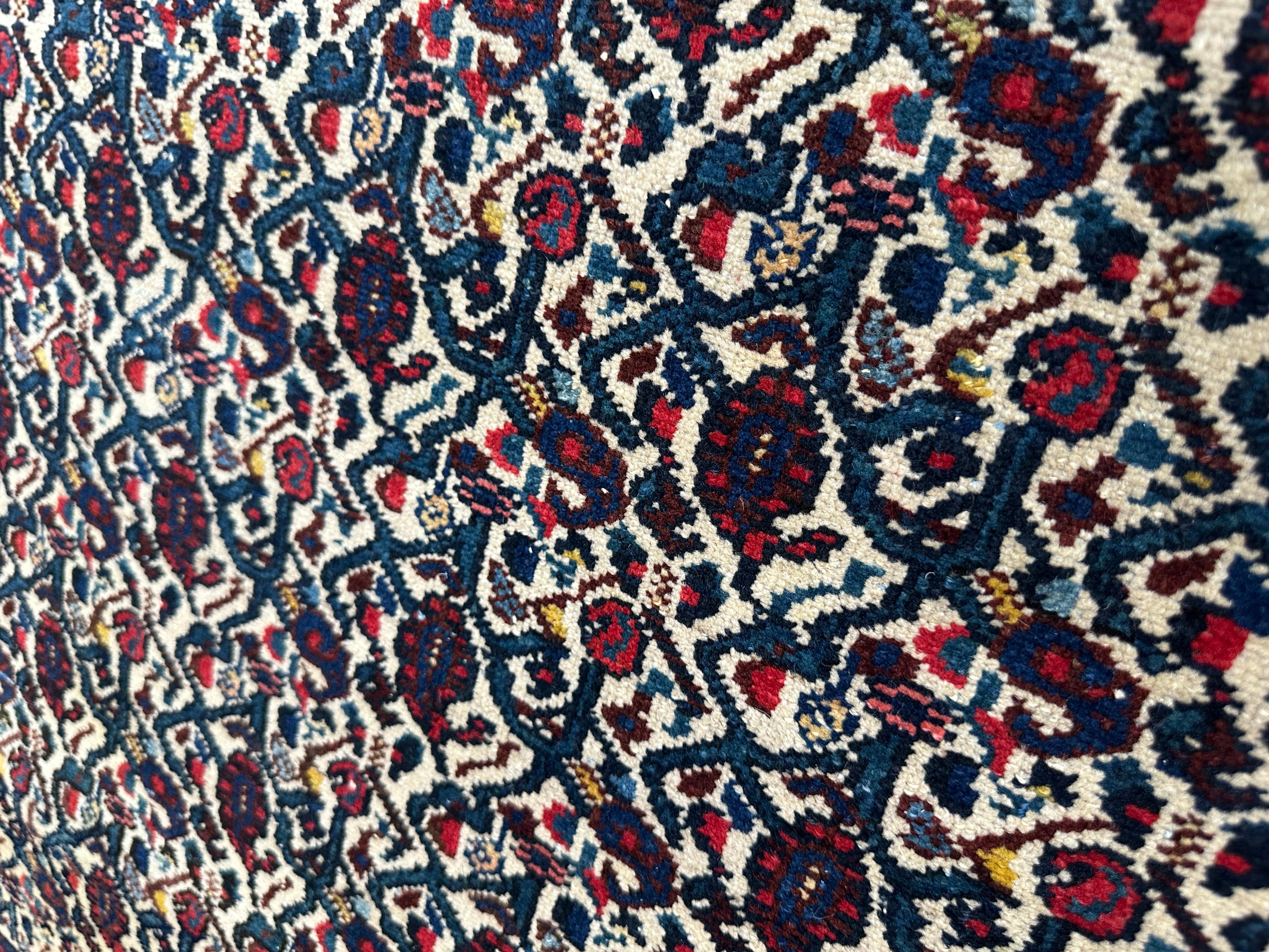 Kleiner Akzent-Teppich in Rot und Blau (Wolle) im Angebot