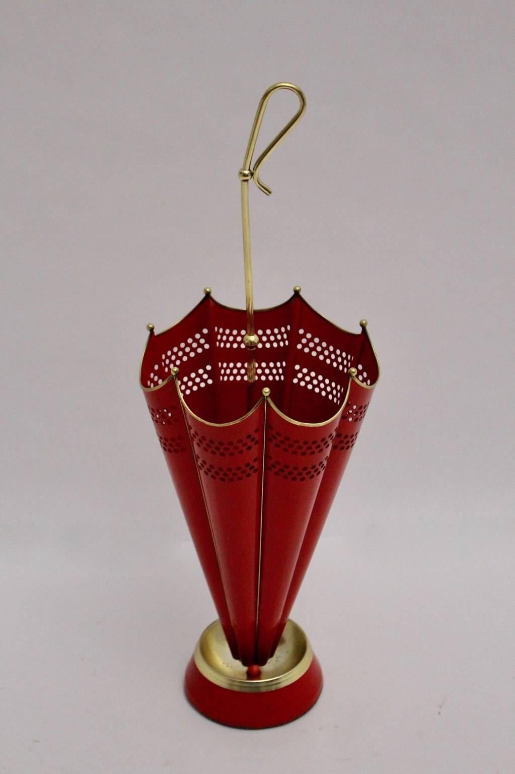 This charming umbrella stand was made of cast iron and perforated sheet metal, red lacquered.
A special feature is the brass handle and the nice brass details.
The very beautiful umbrella stand is professionally cleaned, it is in very good