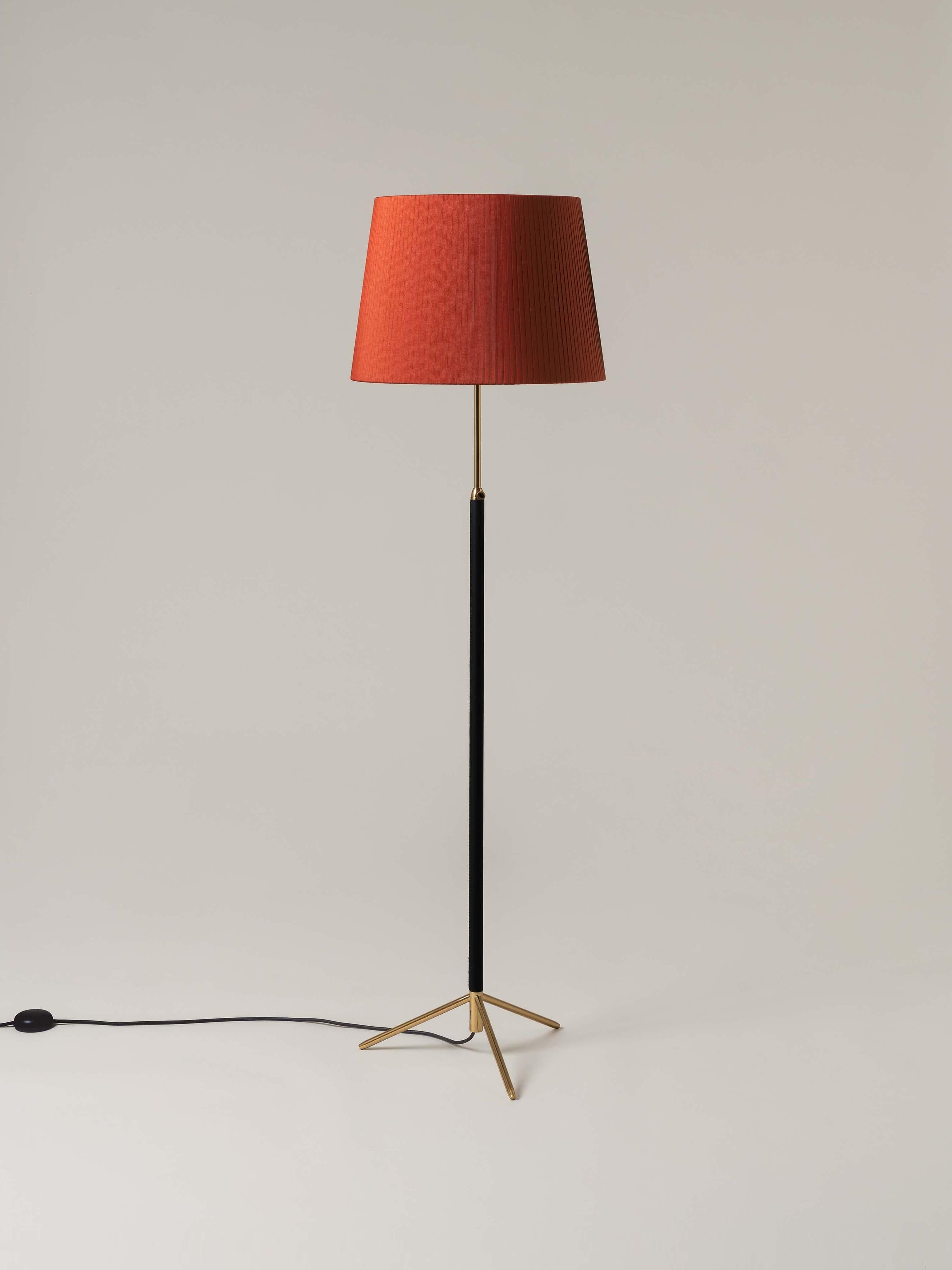 Red and brass pie de Salón G1 floor lamp by Jaume Sans.
Dimensions: D 45 x H 120-160 cm.
Materials: Metal, leather, ribbon.
Available in chrome-plated or polished brass structure.
Available in other shade colors and sizes.

This slender