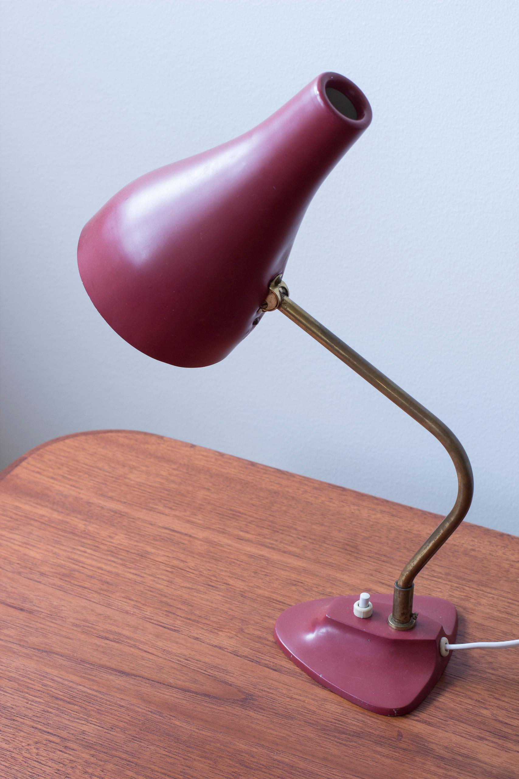 Lámpara de mesa roja y latón de ASEA belysning, Suecia, años 50 Escandinavo moderno en venta
