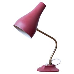 Lampe de table rouge et laiton par ASEA Belysning, Suède, années 1950