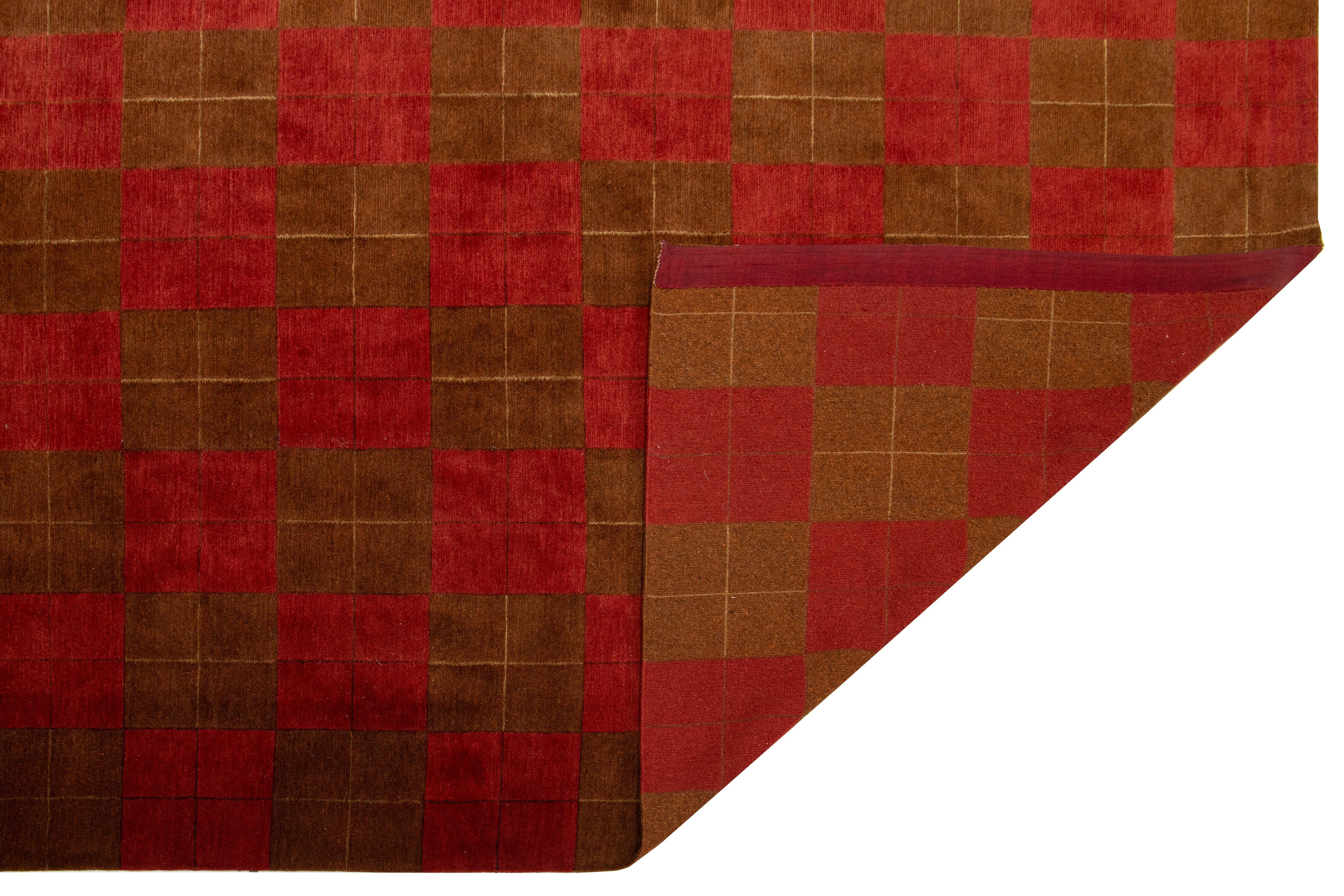 Roter und brauner zeitgenössischer tibetischer Woll- und Seidenteppich mit Karomustern (Moderne) im Angebot