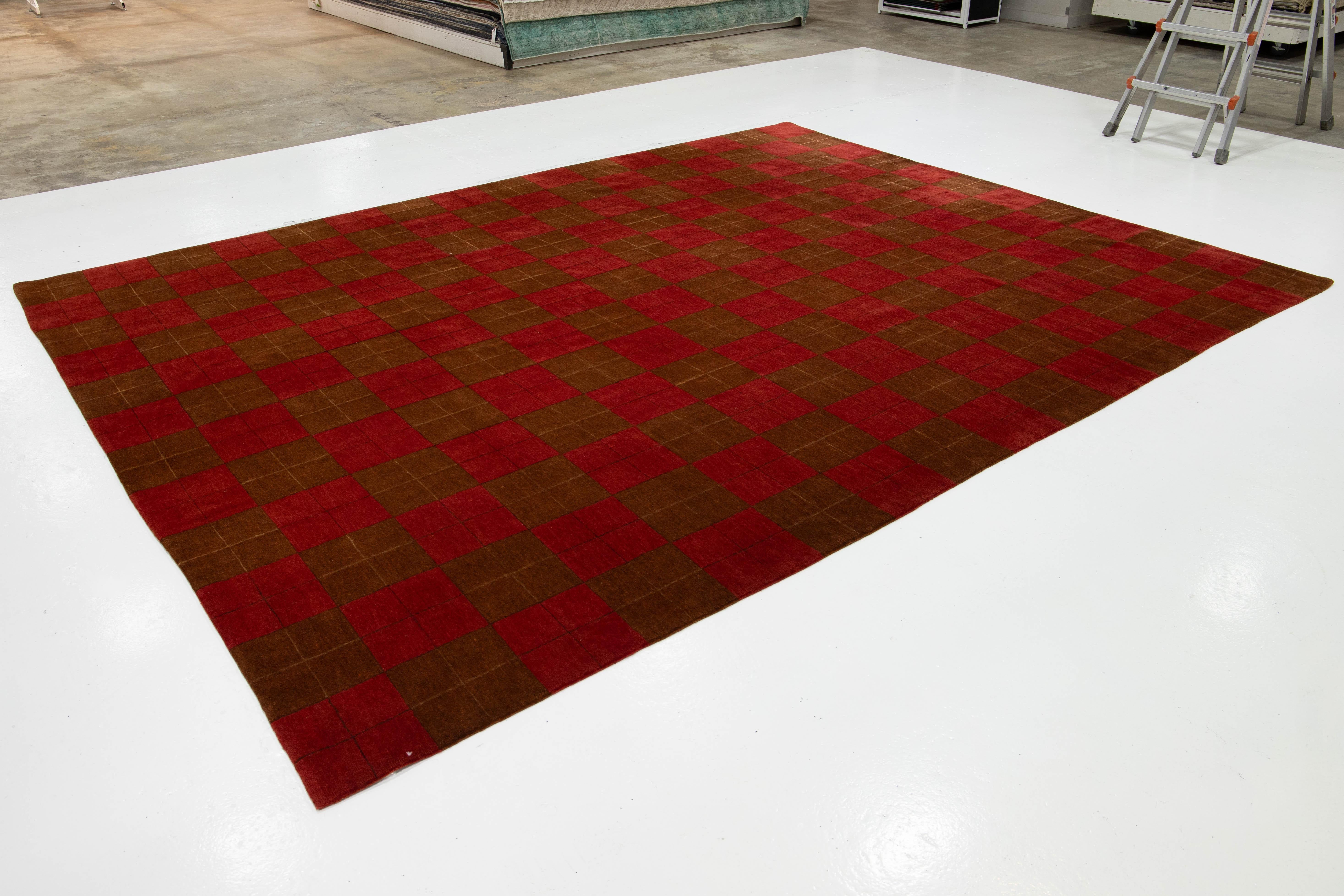 Roter und brauner zeitgenössischer tibetischer Woll- und Seidenteppich mit Karomustern (Nepalesisch) im Angebot