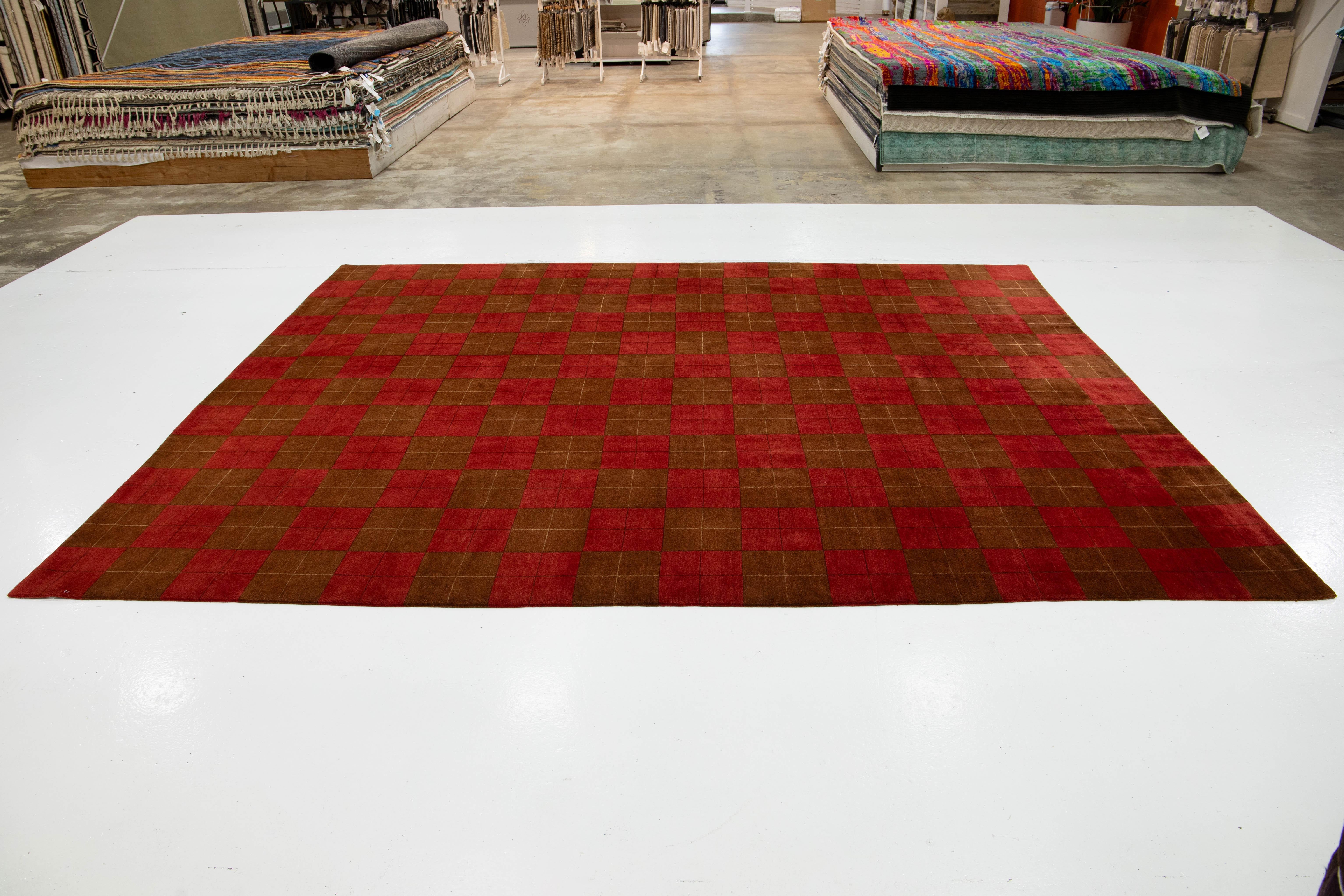 Roter und brauner zeitgenössischer tibetischer Woll- und Seidenteppich mit Karomustern im Angebot 1