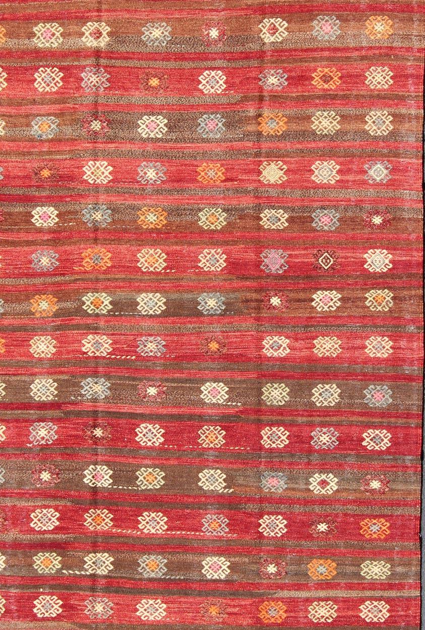 Red and Brown Striped Turkish Hand Woven Kilim rug with Geometric Shapes, Keivan Woven Arts / rug ned-136592, country of origin / type: Turkey / Kilim, circa mid-20th century

Featuring geometric shapes rendered in a repeating horizontal stripe