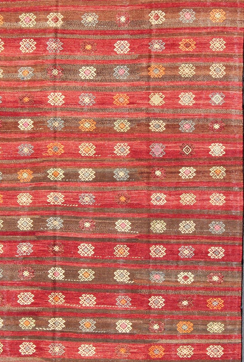 Rot und braun gestreifter türkischer handgewebter Kelimteppich mit geometrischen Formen, Keivan Woven Arts / Teppich ned-136592, Herkunftsland / Typ: Türkei / Kelim, ca. Mitte des 20. Jahrhunderts

Dieser einzigartige Mid-Century-Kilim zeigt