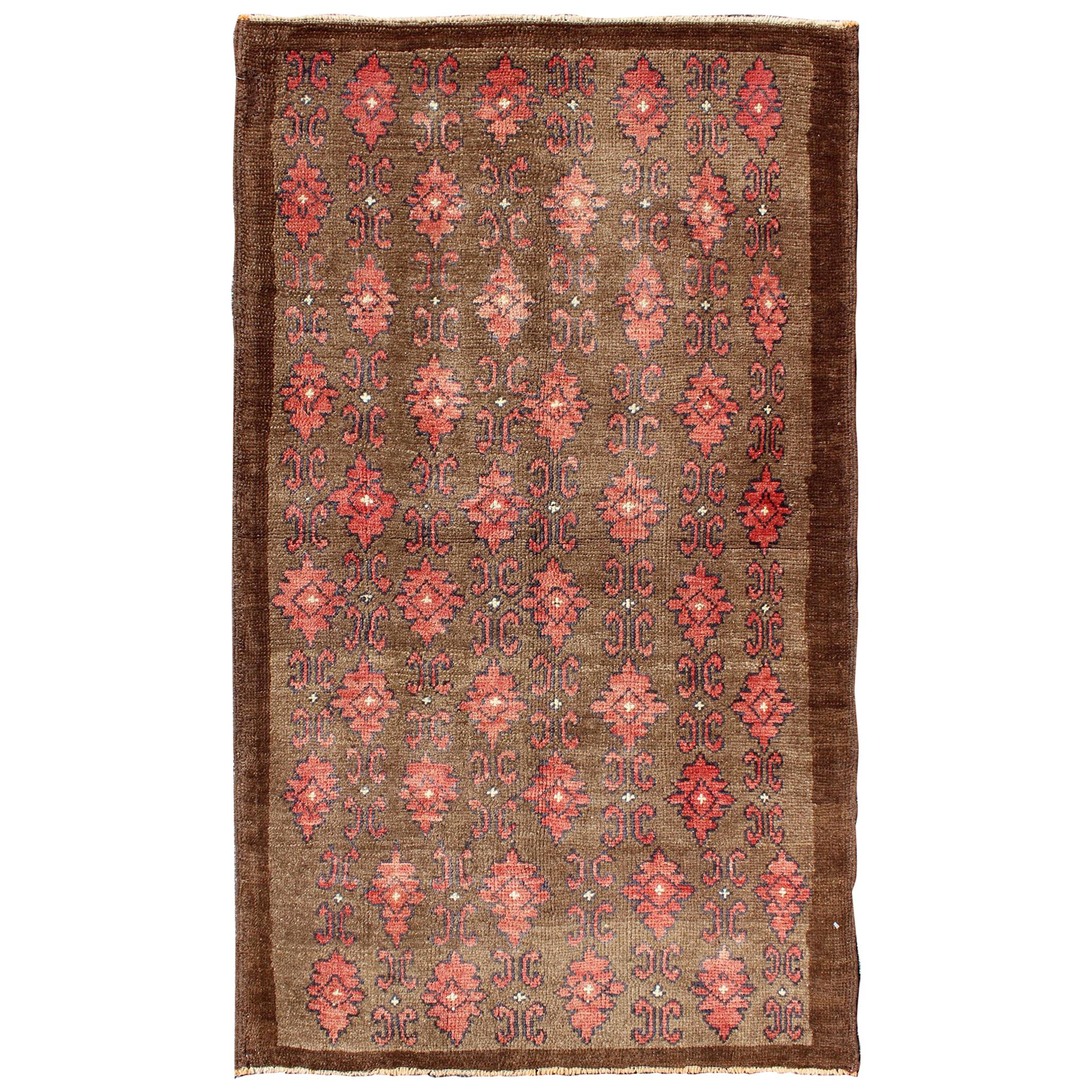 Roter und brauner türkischer Oushak-Teppich im Vintage-Stil mit wiederkehrendem vertikalen Motiv