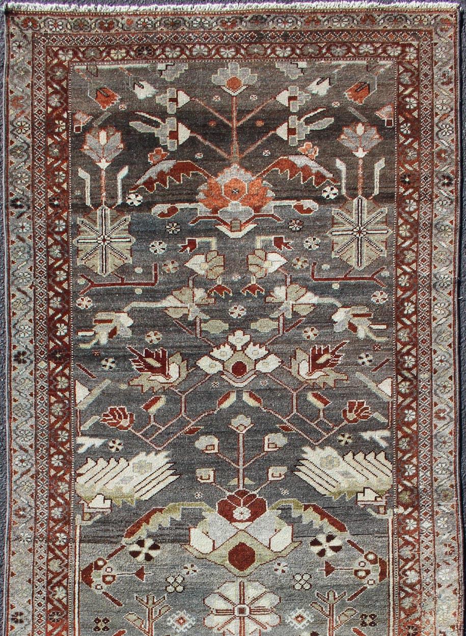 Roter und anthrazitfarbener antiker persischer Hamedan-Läufer mit Blumenmuster (Persisch) im Angebot