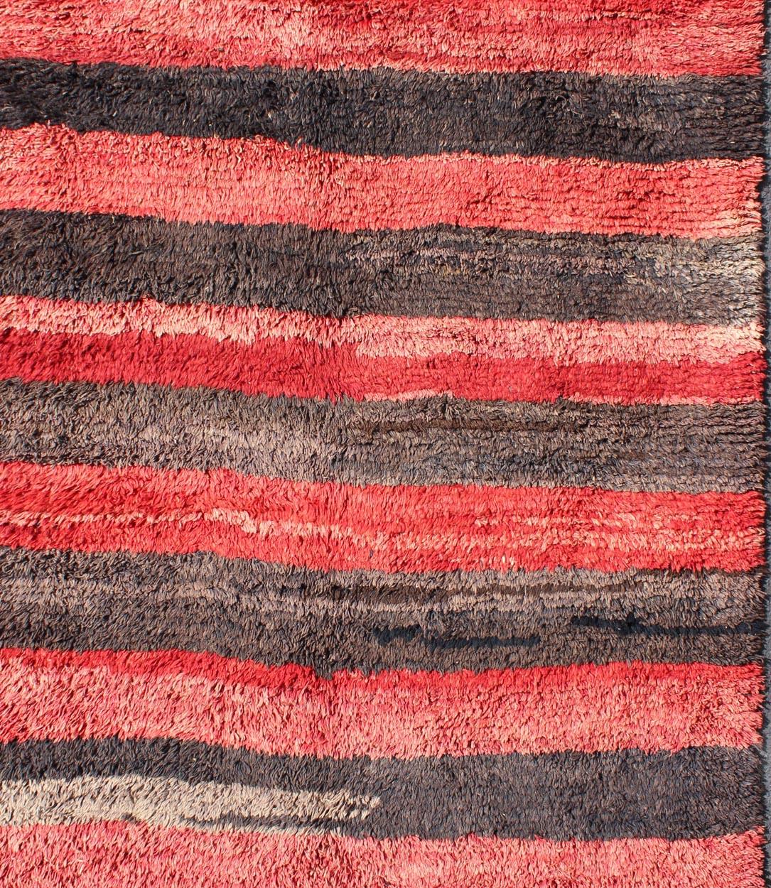 Vintage Tulu rug from Turkey in charcoal and red with stripe design, Minimalist design, Keivan Woven Arts/ rug EN-1042, country of origin / type: Turkey / Tulu, circa 1950.

Measures: 5'5 x 7'7.

This high pile shaggy Tulu rug from mid 20th century,