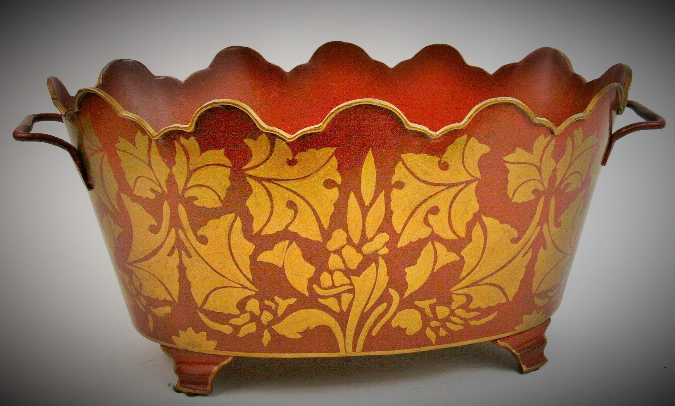 8-281 Cachepot o portariviste in metallo rosso e dorato con maniglie e piedini decorativi.