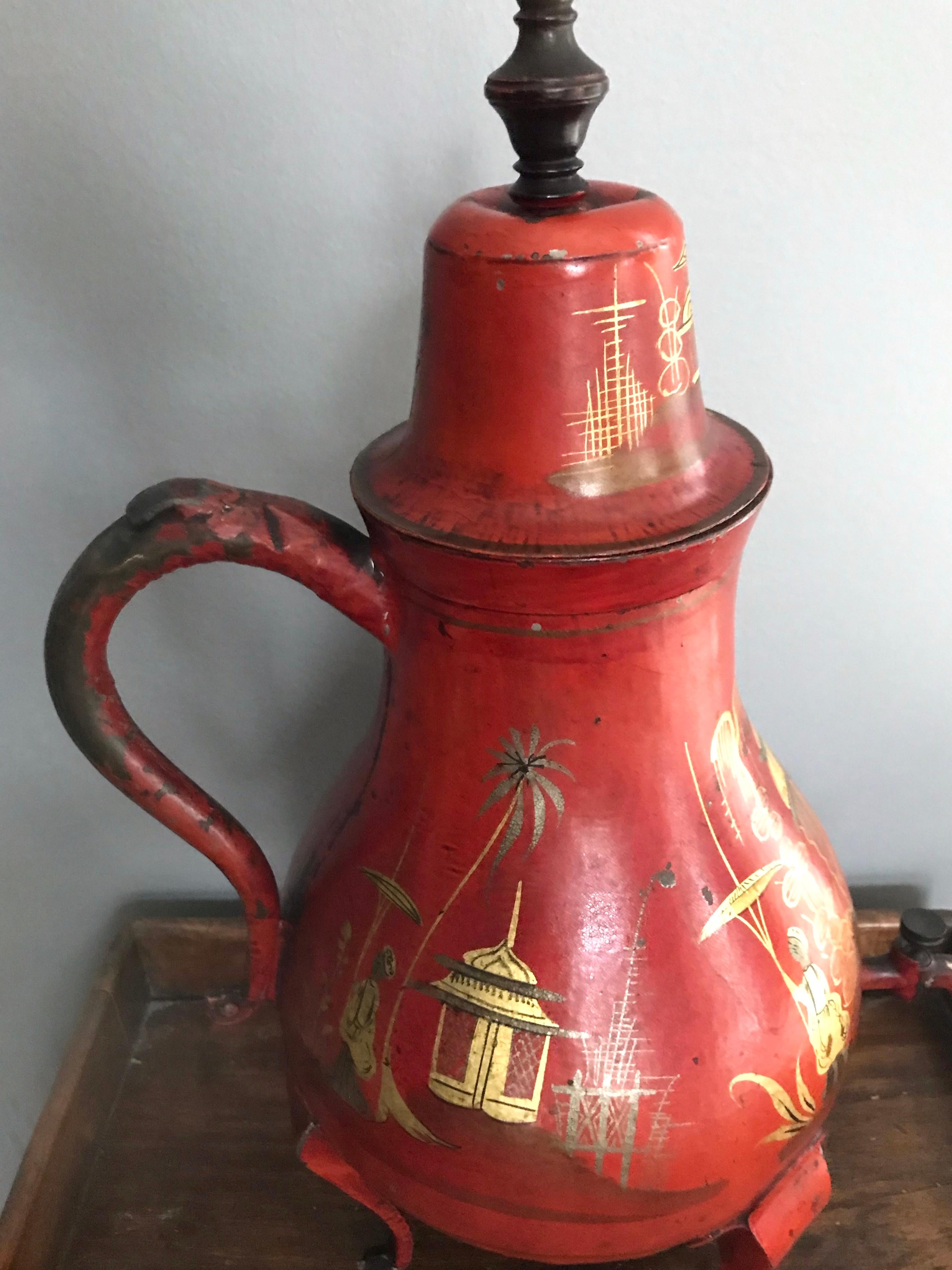 Red and Gilt Tole Chinoiserie Samovar In Good Condition For Sale In New York, NY