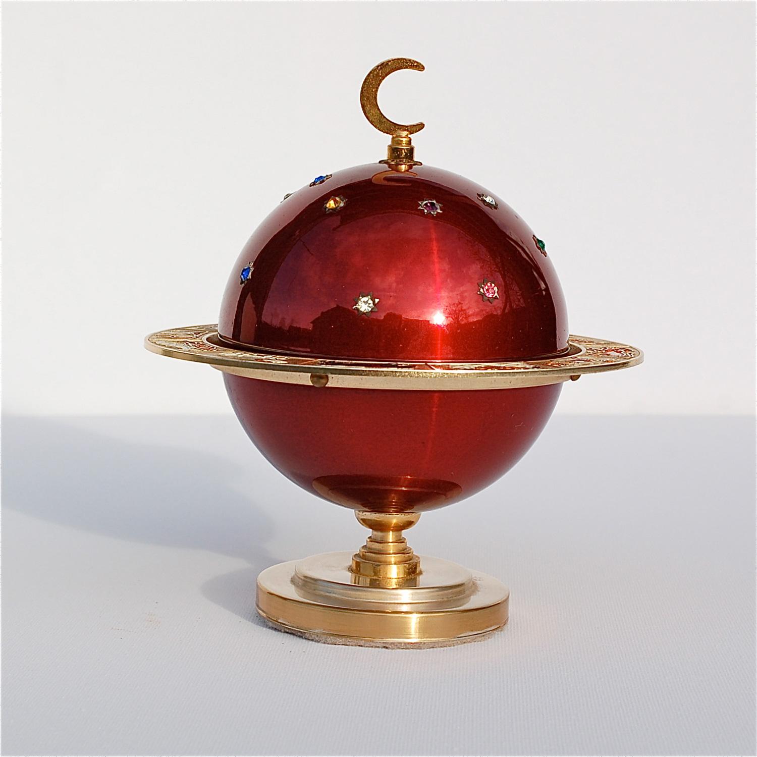 At first sight, you'd never imagine this shiny globe would morph into a cigarette dispenser. By a simple pull, the top hemisphere slides open revealing the inner compartment with room for 18 cigarettes. This novelty vintage cigarette holder in the