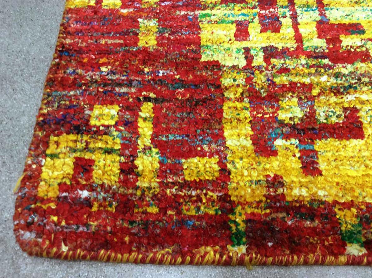 Zeitgenössischer abstrakter Teppich in Rot und Gold (Indisch) im Angebot