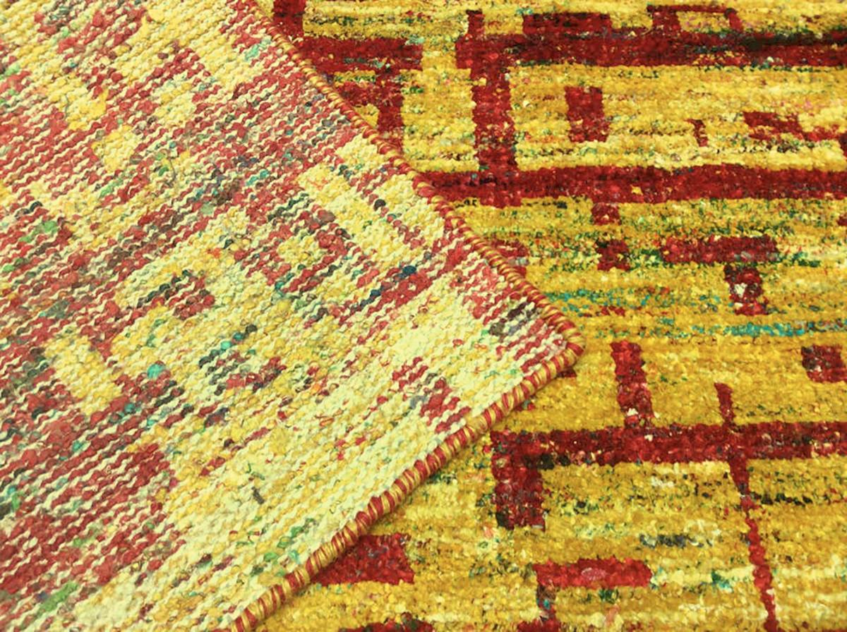 Zeitgenössischer abstrakter Teppich in Rot und Gold (Handgeknüpft) im Angebot