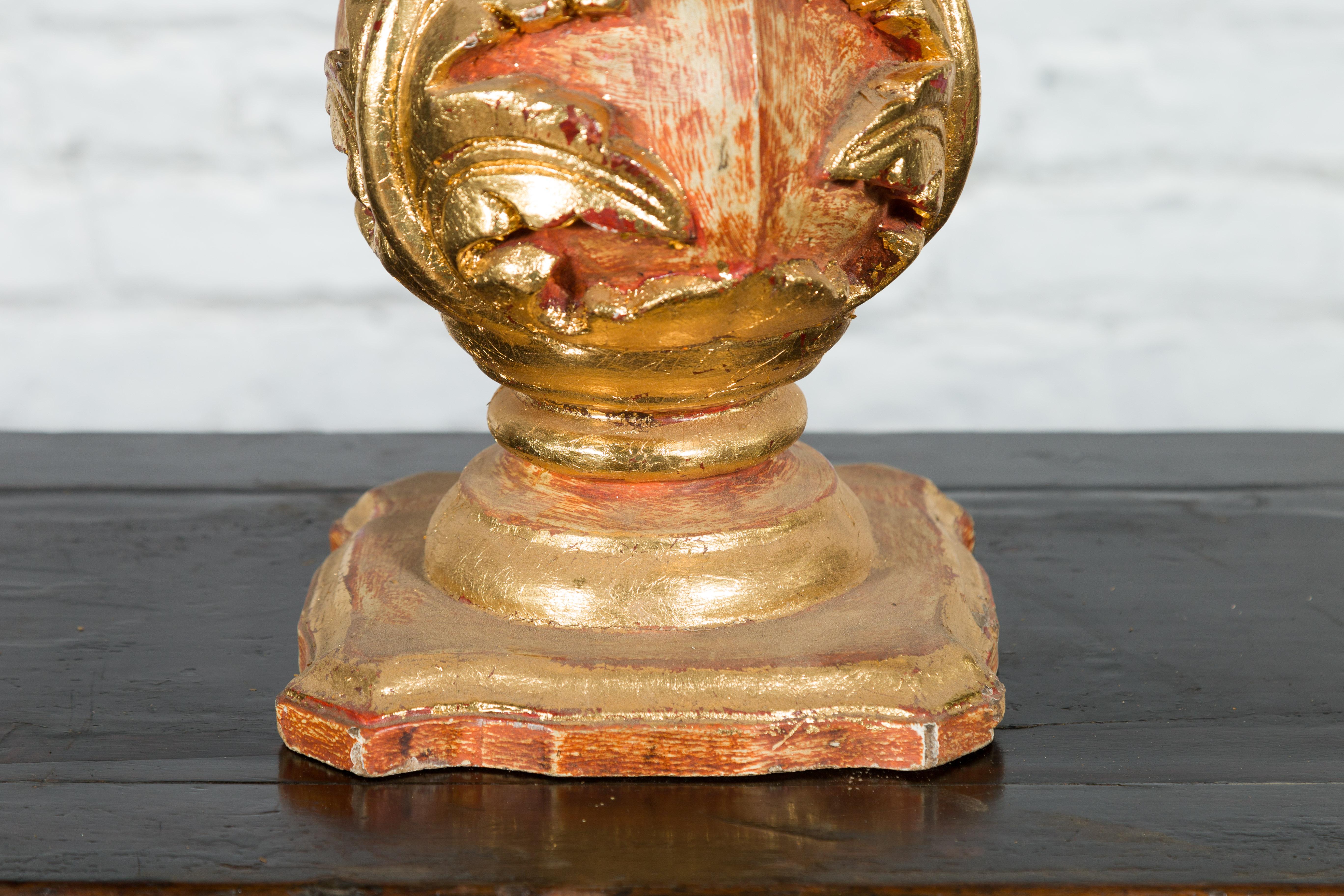 Épis de faîtage indien sculpté en acanthes rouges et dorées, scié sur du bois pour transformer en lampe Bon état - En vente à Yonkers, NY