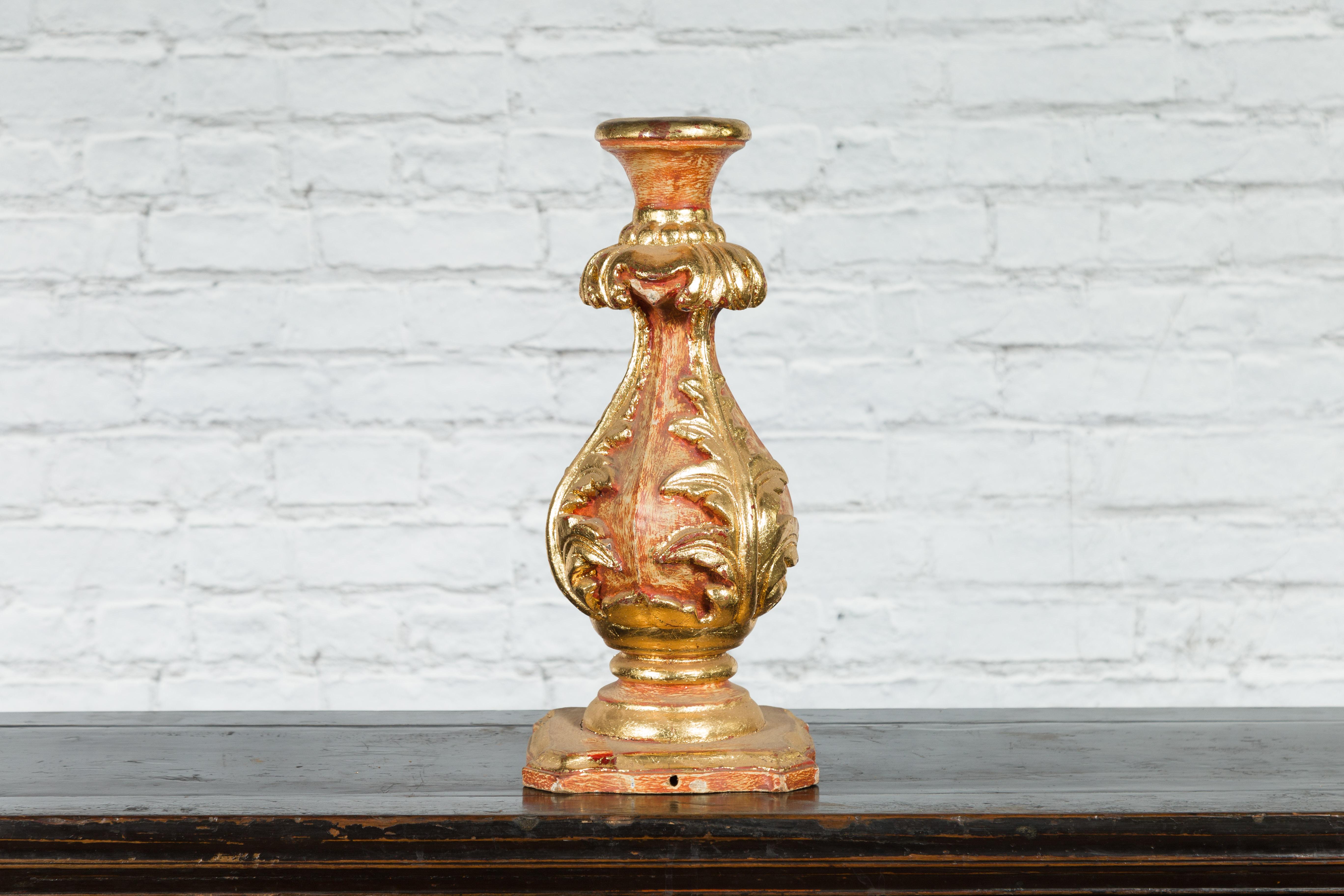20ième siècle Épis de faîtage indien sculpté en acanthes rouges et dorées, scié sur du bois pour transformer en lampe en vente