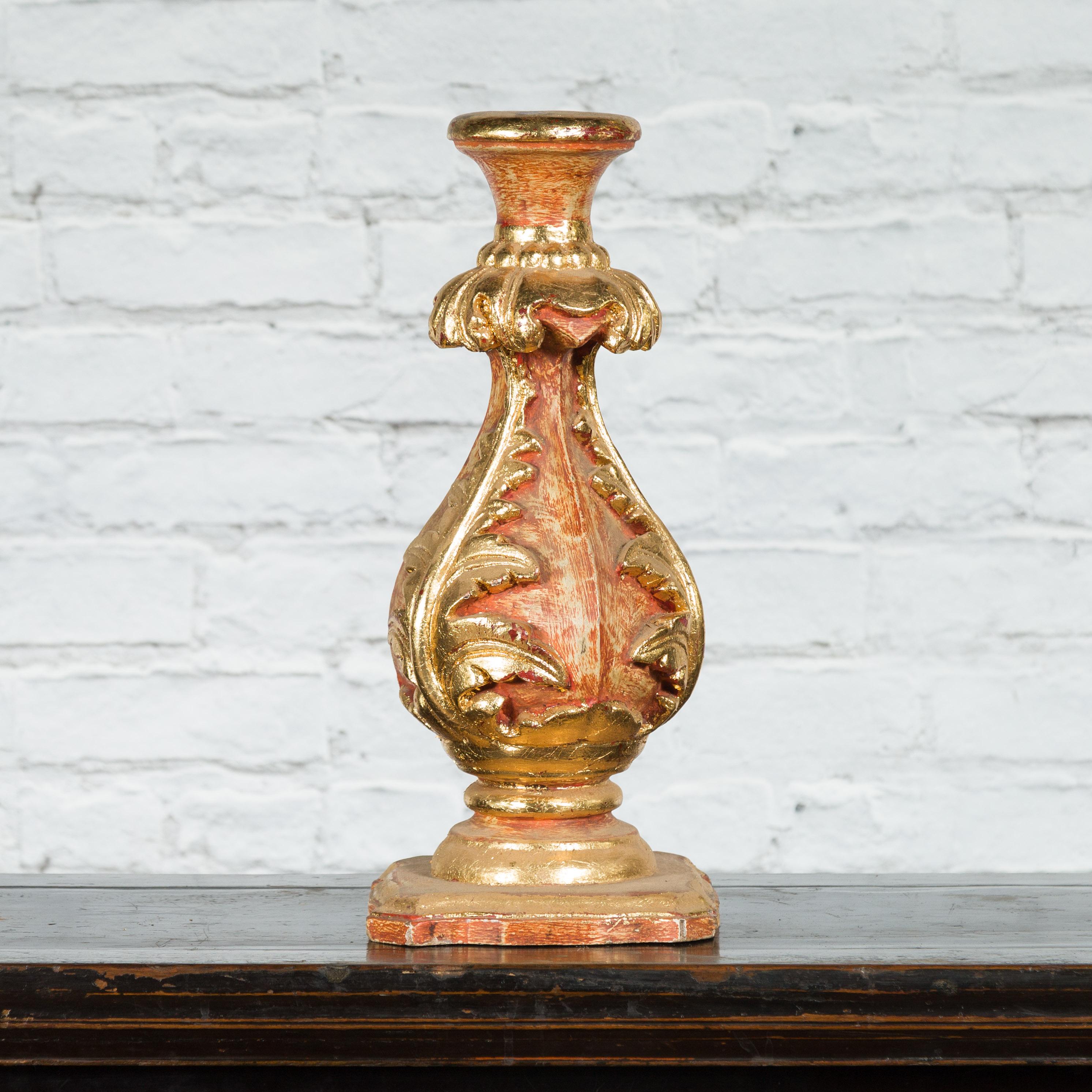 Épis de faîtage indien sculpté en acanthes rouges et dorées, scié sur du bois pour transformer en lampe en vente 1
