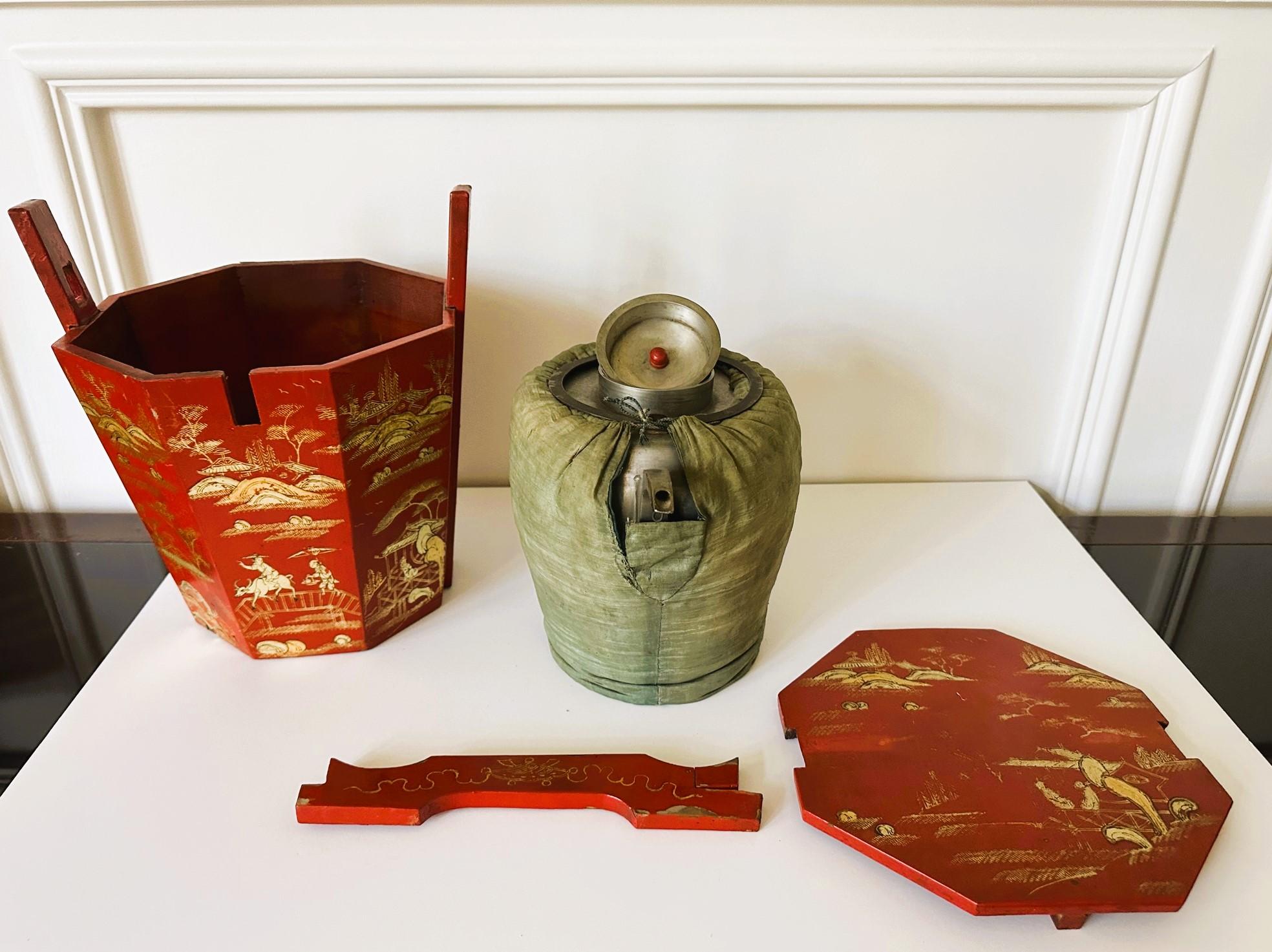 Japanese Red and Gold Lacquer Portable Tea Bucket and Cover Ryukyu Kingdom Okinawa For Sale