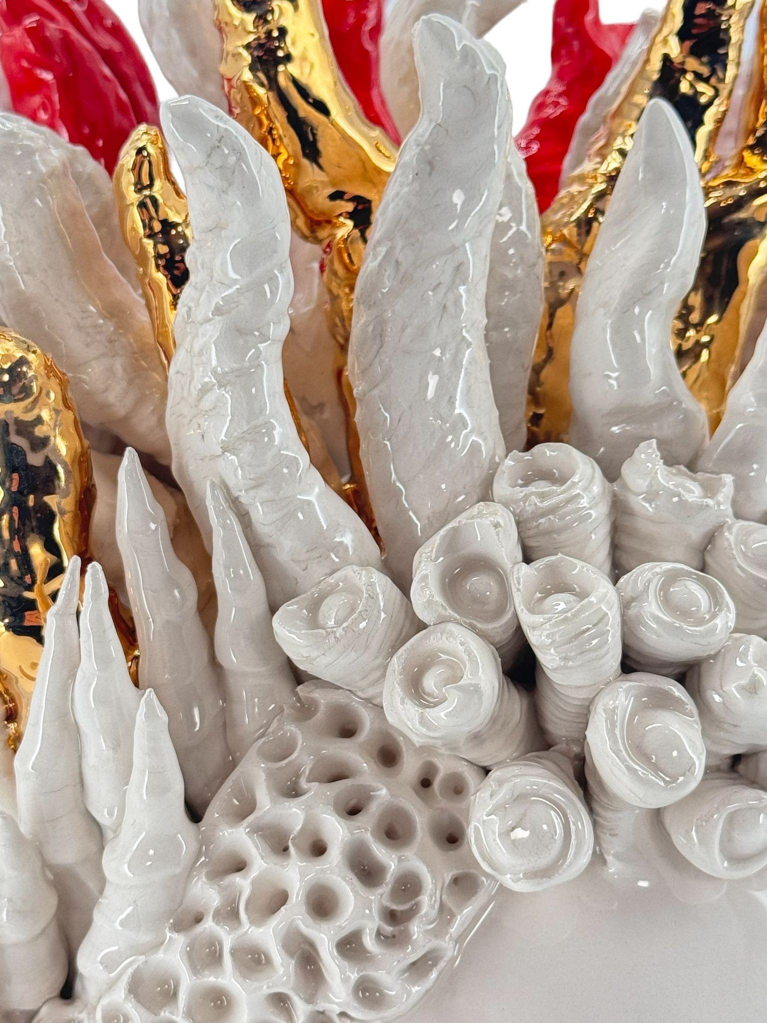 XXI secolo e contemporaneo Motivo mare rosso e oro. Unico fatto a mano e dipinto a mano. Ceramica 2024 in vendita
