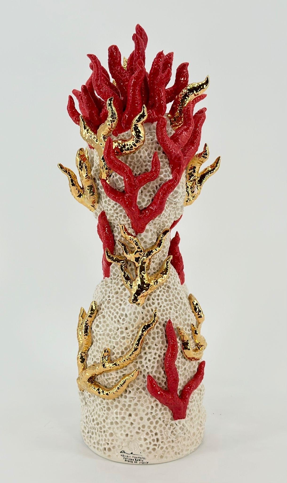 La dama roja y dorada se inspira en muchas reminiscencias culturales de Italia. Corales inspirados en nuestro mar mediterráneo, elementos dorados para un arte de lujo. Una suave cara de reavivamiento embellece la estatua. Todo está hecho a mano y