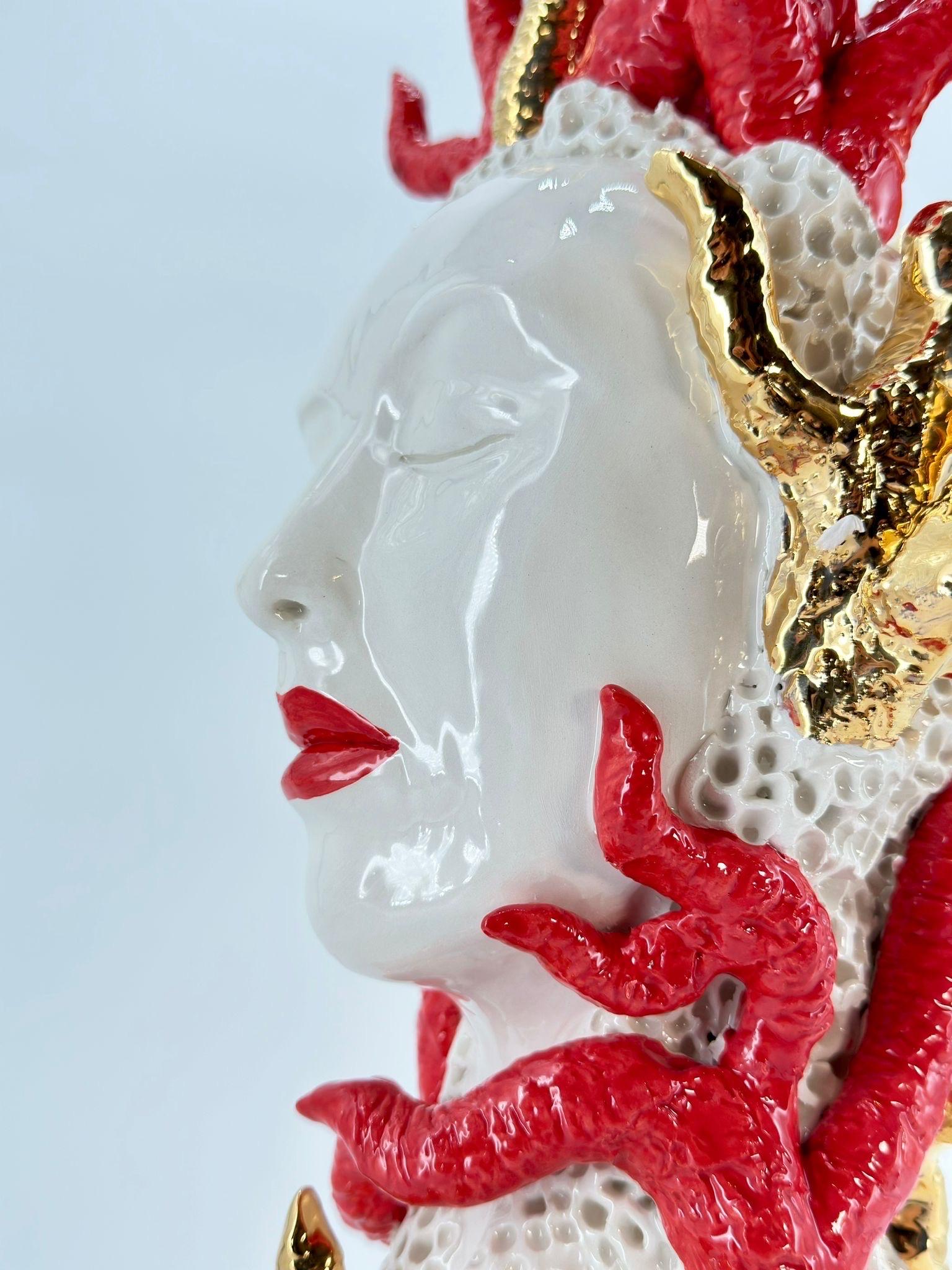 Dama Roja y Dorada. Pieza de arte única. Hecha y pintada a mano. Cerámica 2024 en Nuevo estado para la venta en San Miniato PI, IT