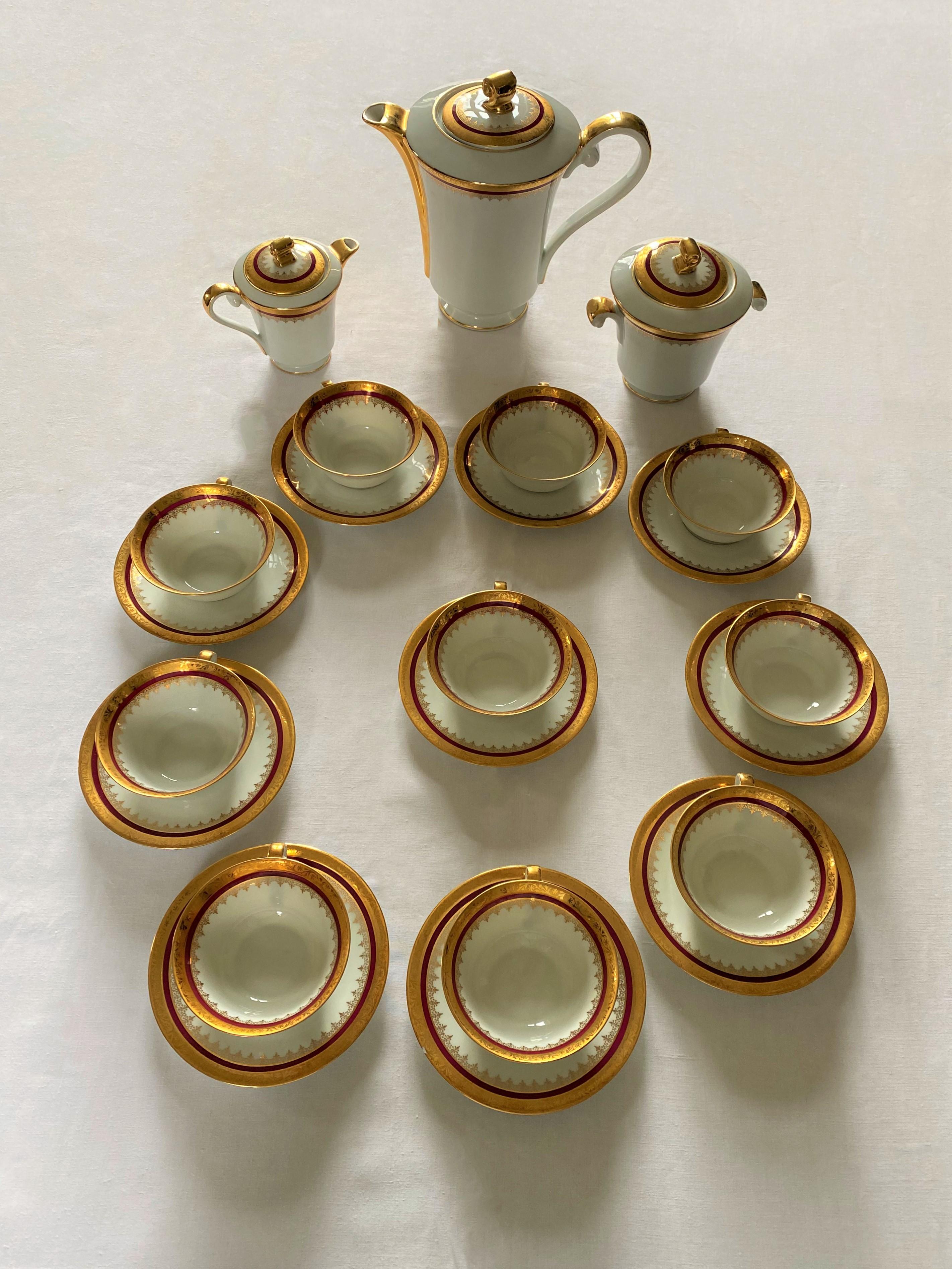 Elegant coffee service of empire style of the beginning of the 19th century. Made of Limoges porcelain, the service is composed of 10 cups, 10 saucers, a coffee pot, a milk jug and a sugar bowl. 
The set is nicely decorated with gold and red