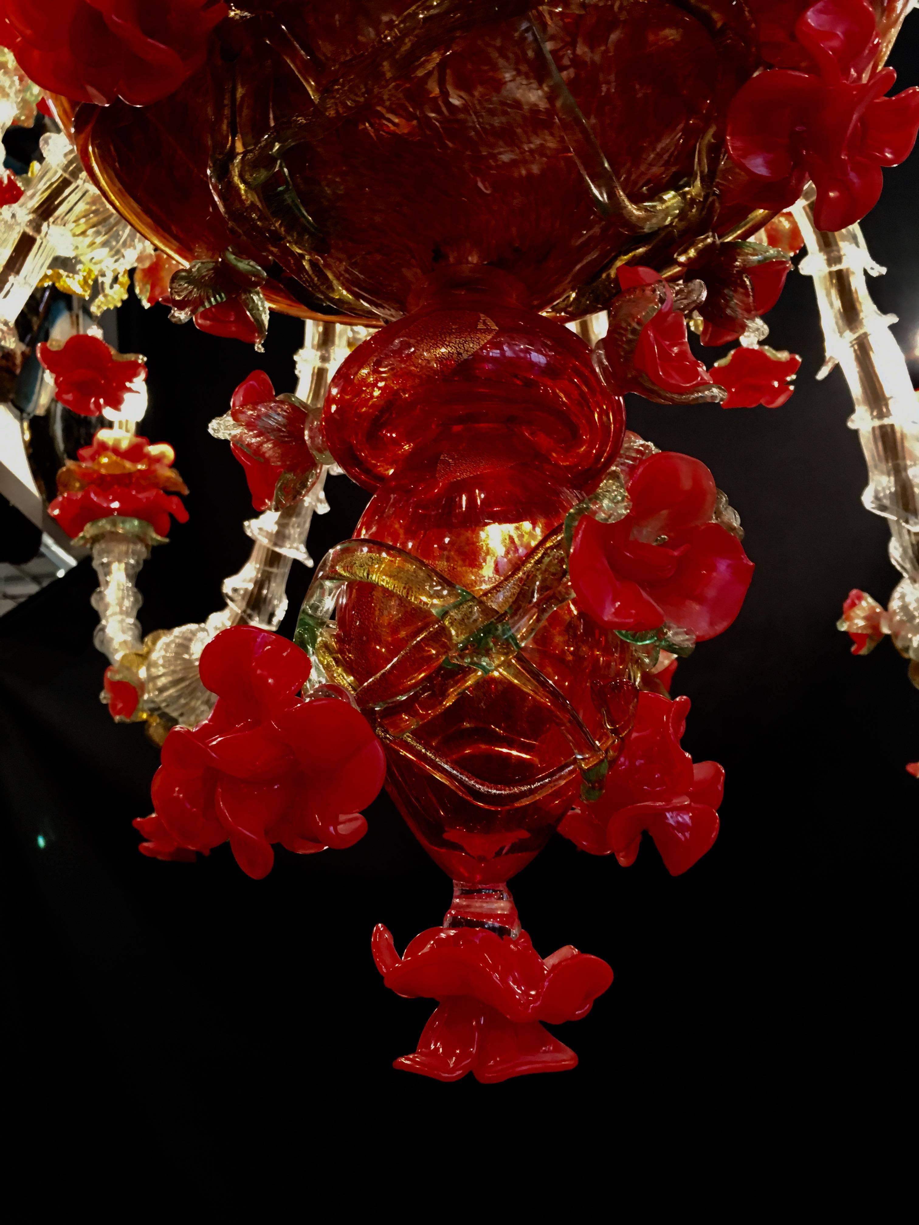 Prächtiger Kronleuchter aus rotem und goldenem Muranoglas, 1980er Jahre (Ende des 20. Jahrhunderts) im Angebot