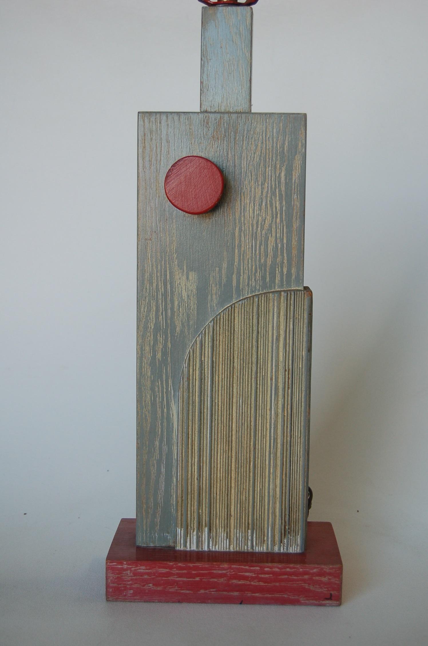 Red and gray wood Googie table lamp by Levinton.

Measures: 7