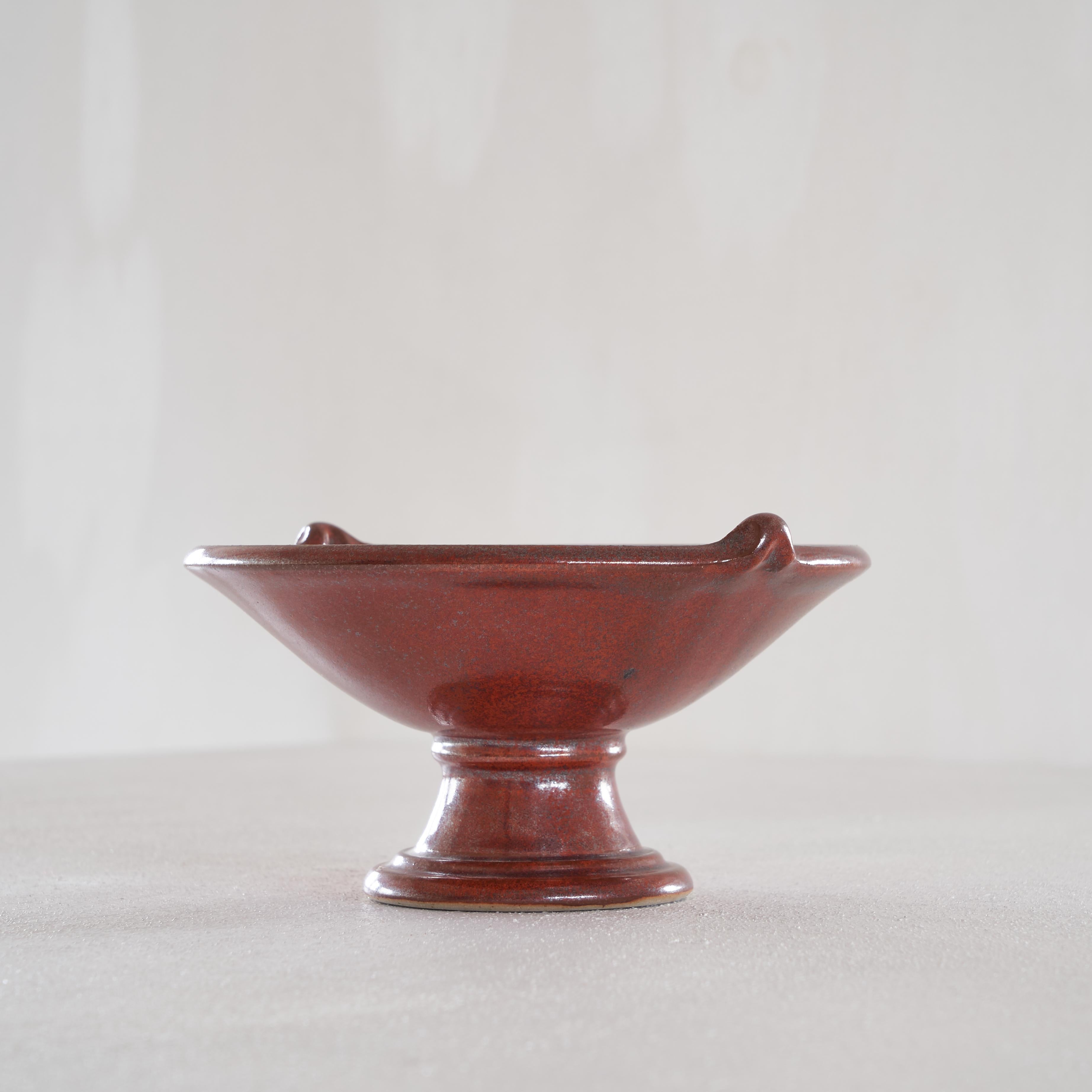 Mid-Century Modern Red and Gray Speckled Ceramic Footed Bowl For Sale