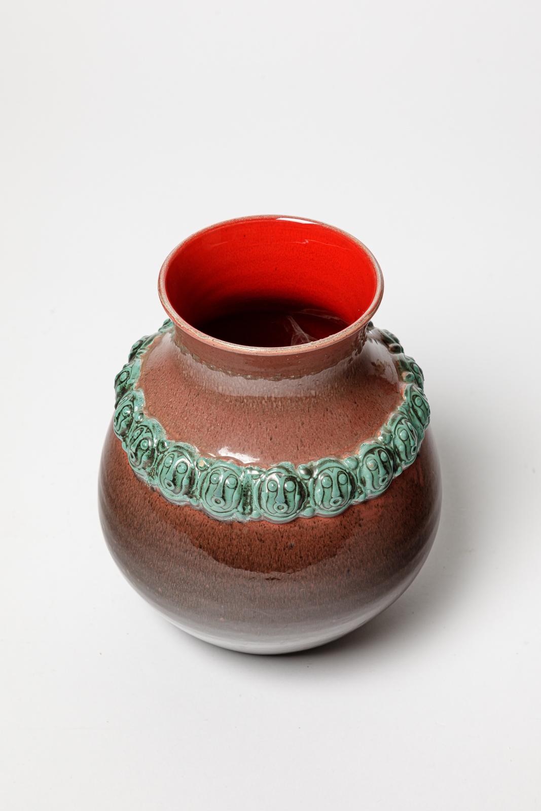 20ième siècle Vase en céramique rouge et vert design du 20ème siècle par Accolay Auxerre potiers 1950 en vente