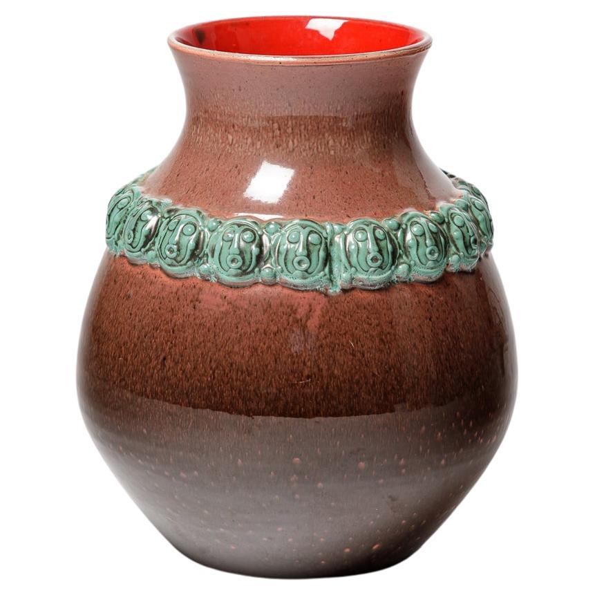 Vase en céramique rouge et vert design du 20ème siècle par Accolay Auxerre potiers 1950 en vente