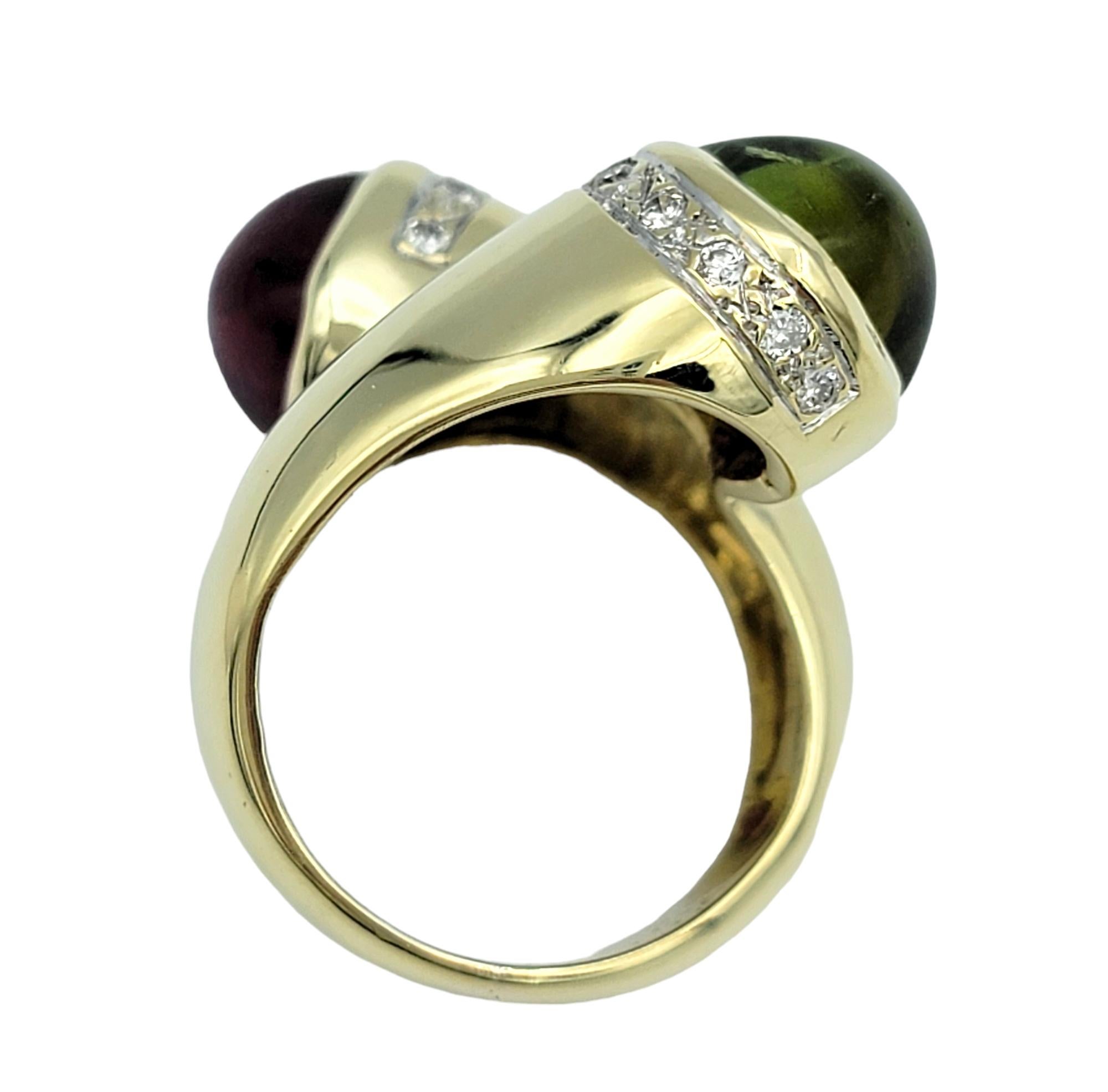 Größe: 4 1/2

Erleben Sie den Inbegriff zeitgenössischer Eleganz mit diesem Bypass-Ring mit rotem Rubellit und grünem Turmalin-Cabochon. Der in 14-karätigem Gelbgold gefasste Ring zeigt leuchtende Turmalinsteine, deren satte Farbtöne perfekt