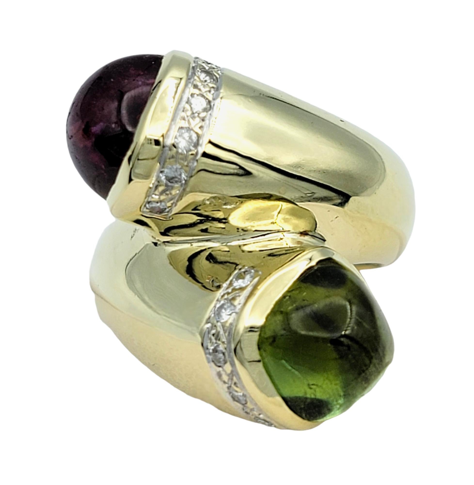 Bypass-Ring aus 14 Karat Gelbgold mit rotem und grünem Cabochon-Turmalin und Diamanten (Zeitgenössisch) im Angebot