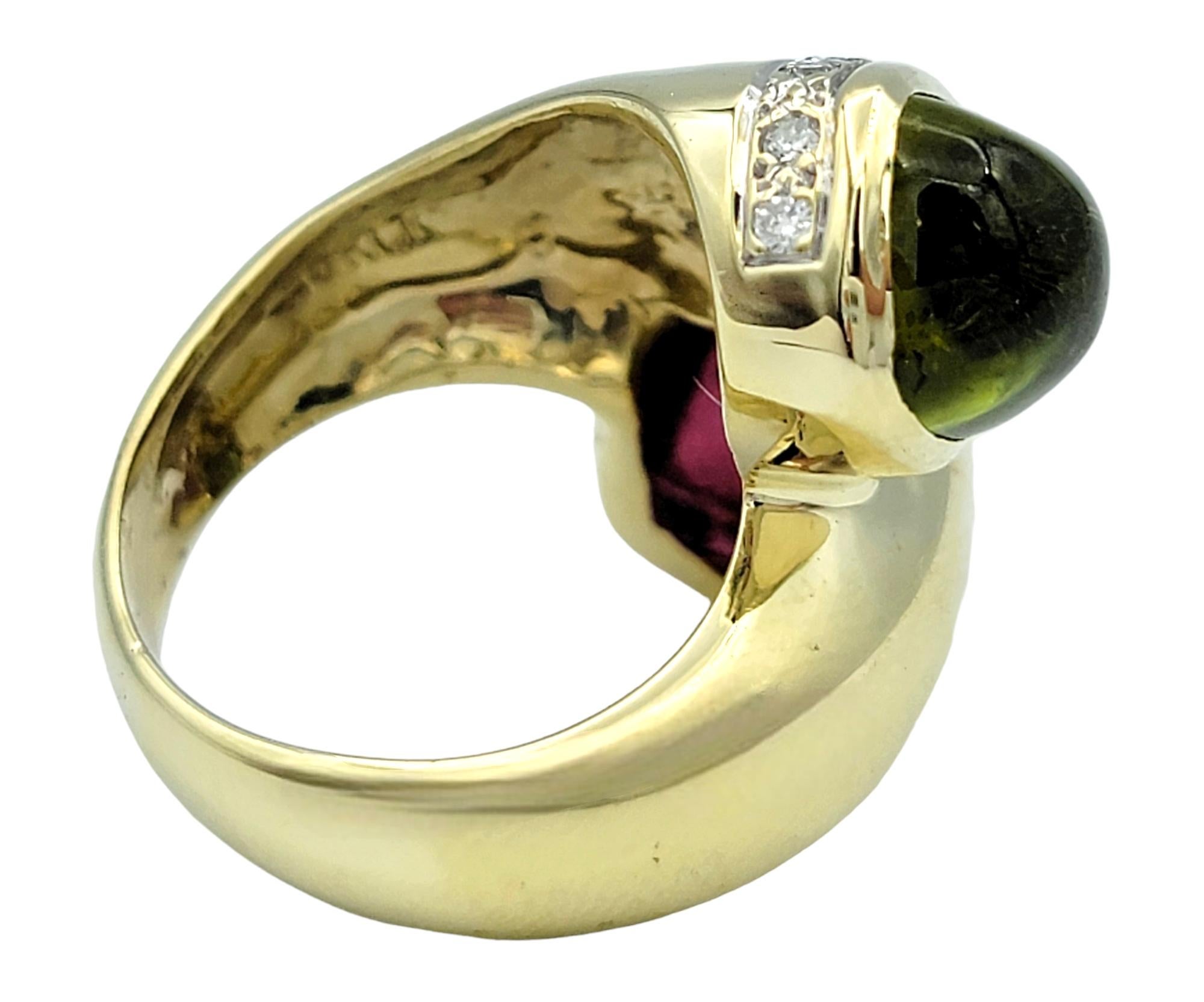 Bypass-Ring aus 14 Karat Gelbgold mit rotem und grünem Cabochon-Turmalin und Diamanten Damen im Angebot