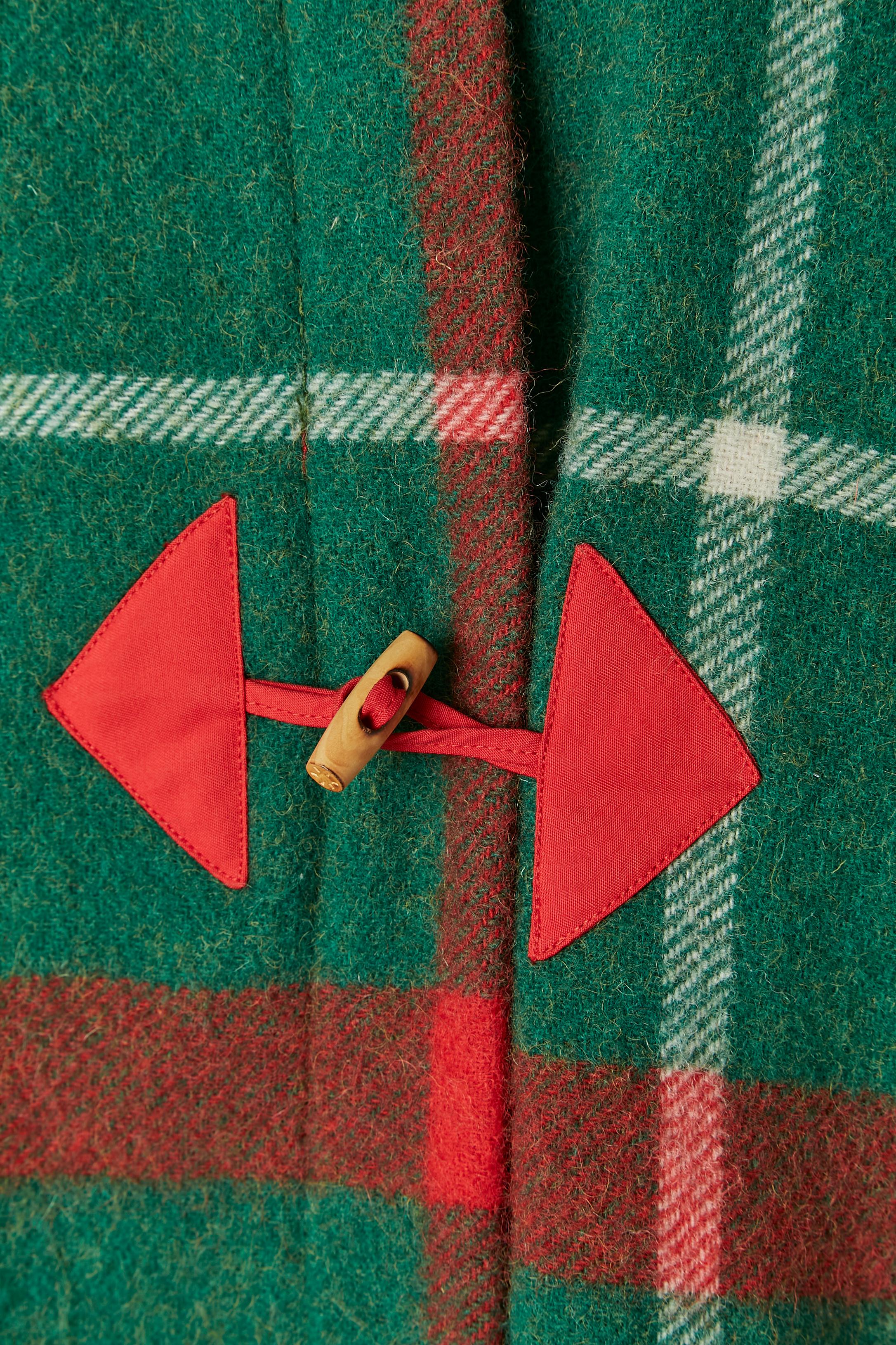 Manteau duffles rouge et vert avec motif à carreaux. Composition du tissu principal : 100% laine. Passepoils et détails rouges : 67% polyester, 33% coton. Bordure (bord inférieur) acrylique, nylon et poils de lapin. 
TAILLE L 