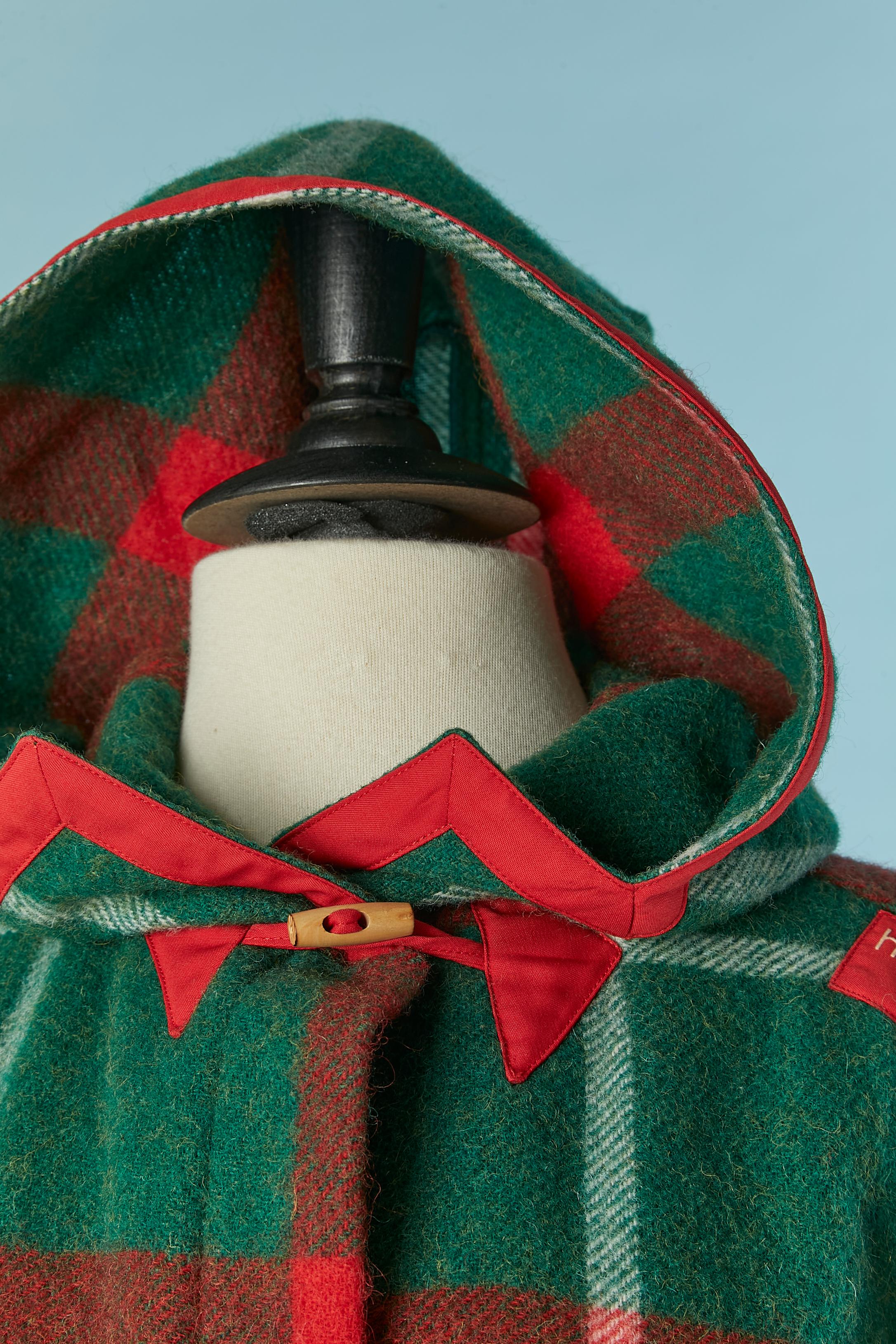 Noir Manteau duffles rouge et vert à carreaux Courrèges Hyperbole Circa 1970's en vente