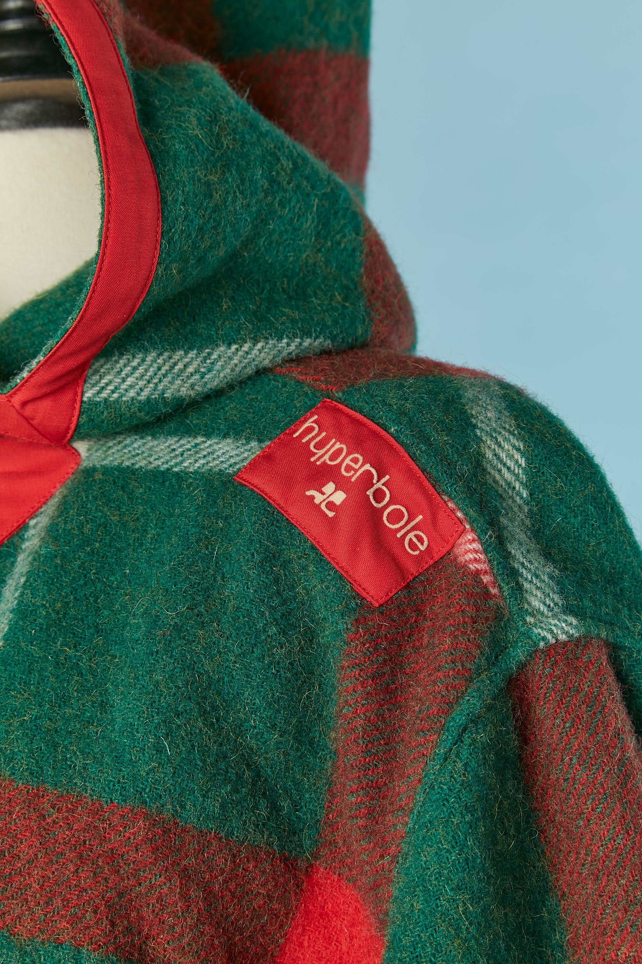 Manteau duffles rouge et vert à carreaux Courrèges Hyperbole Circa 1970's Excellent état - En vente à Saint-Ouen-Sur-Seine, FR