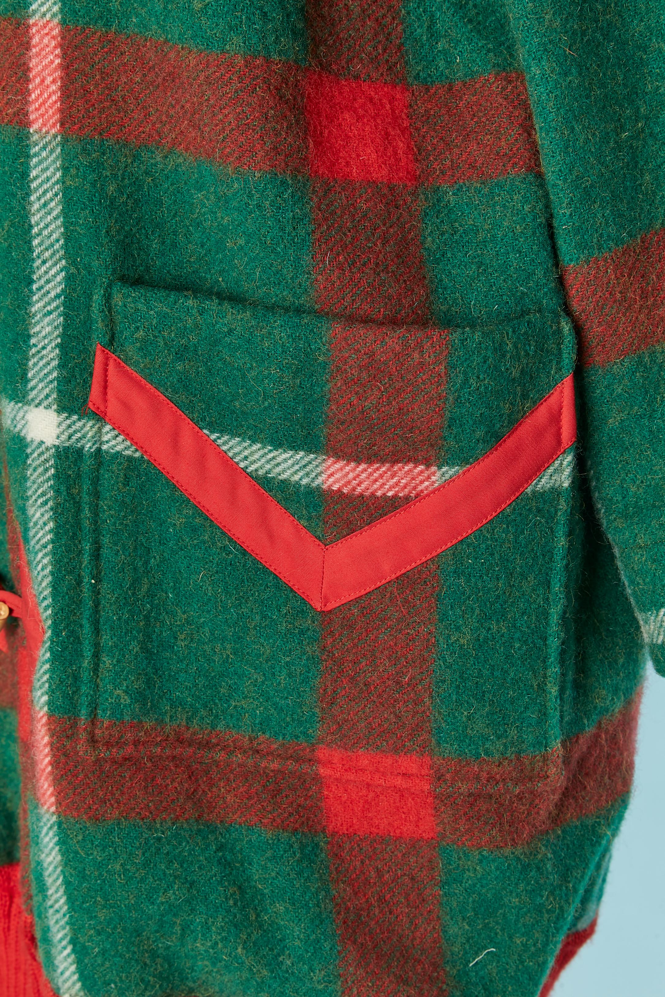 Manteau duffles rouge et vert à carreaux Courrèges Hyperbole Circa 1970's Pour femmes en vente