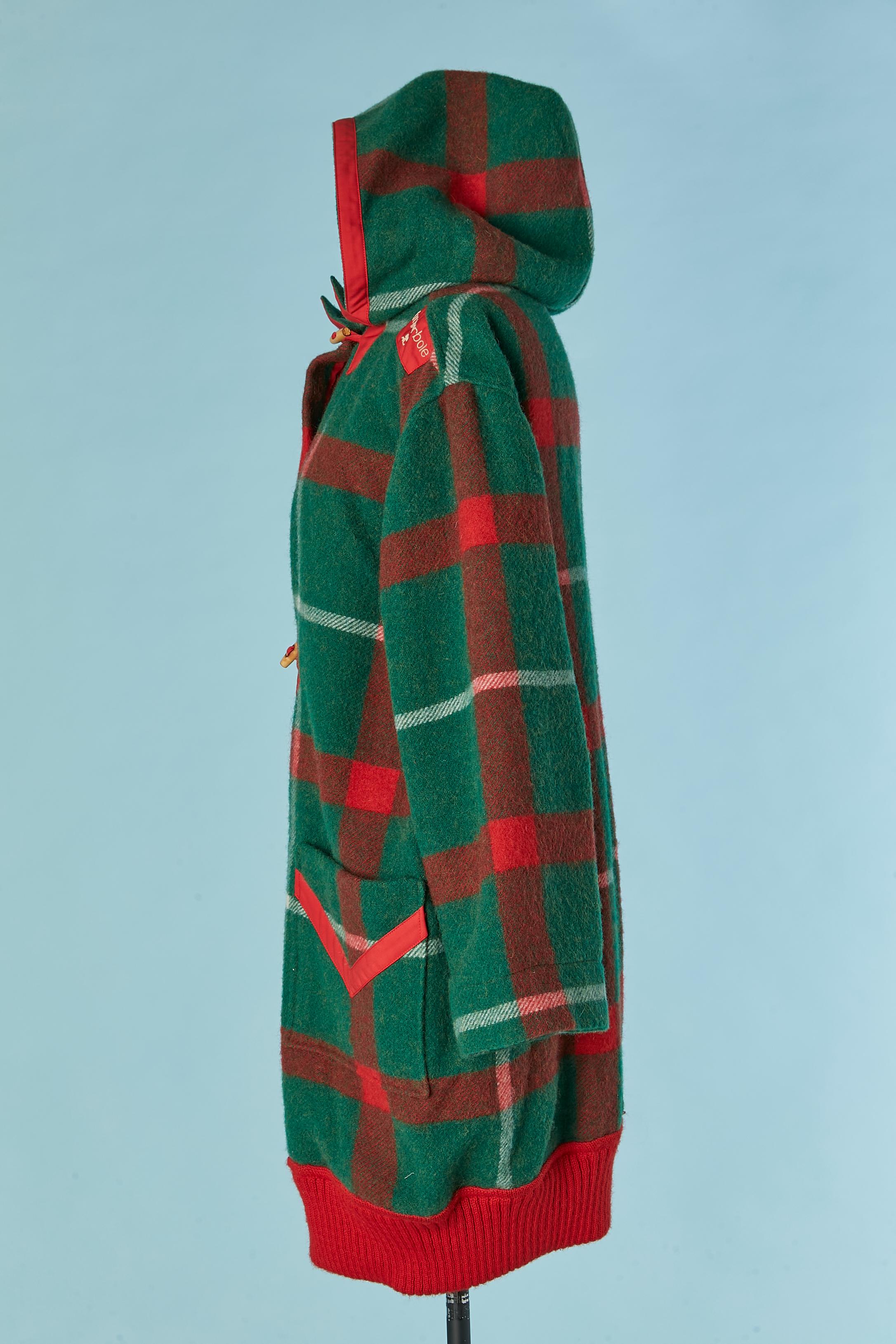 Manteau duffles rouge et vert à carreaux Courrèges Hyperbole Circa 1970's en vente 1